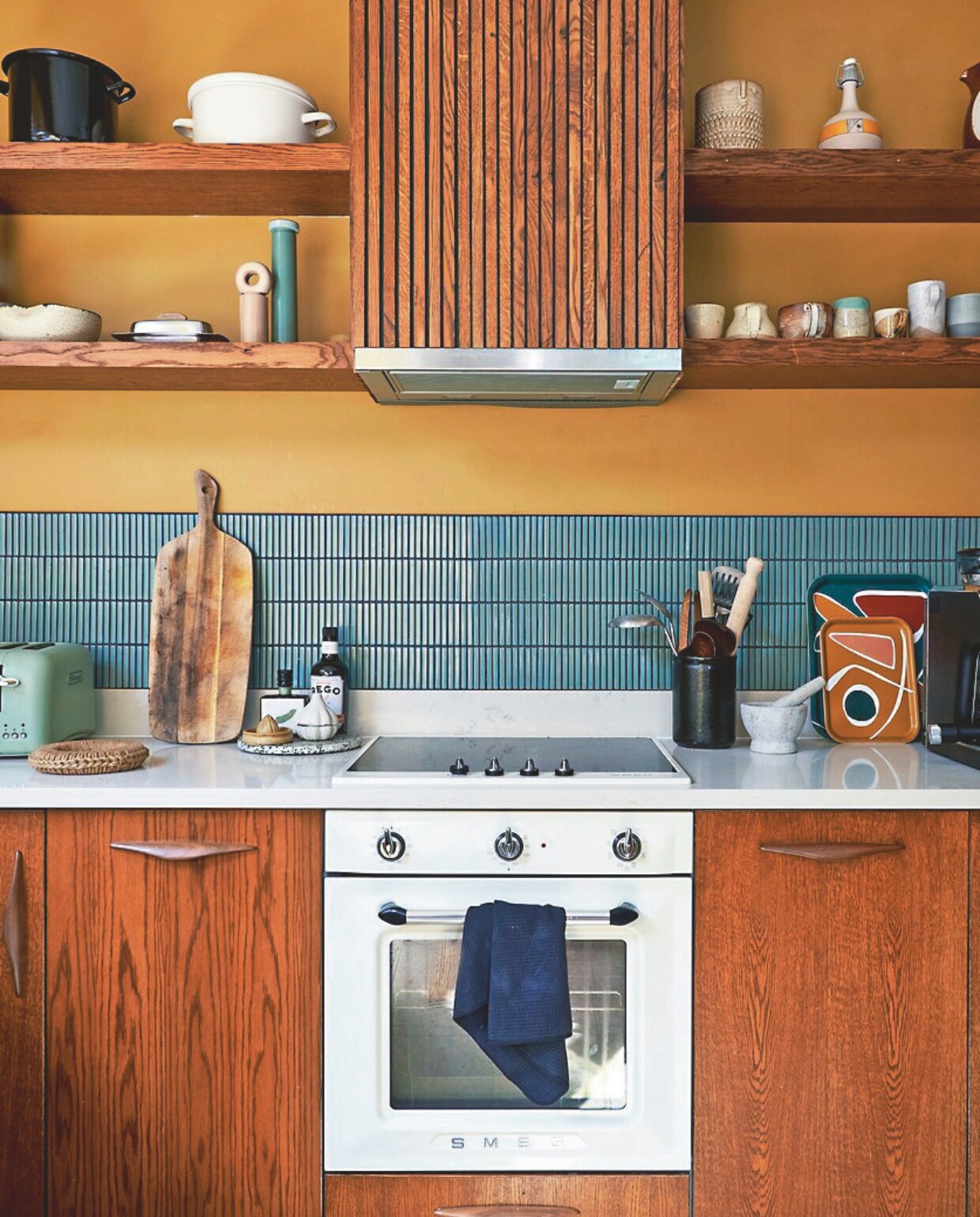 Op maat gemaakte keuken David March Furniture. Vloer- en muurtegels Mosaic Factory. Muurverf India Yellow van Farrow &amp; Ball, poster Object. vtwonen 11-2024 | productie Living Inside | fotografie Claire Bingham