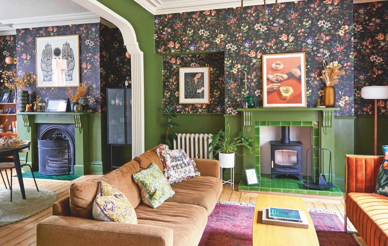 Kussens en behang Tulipa van House of Hackney. Beige bank BoConcept. Kunst boven schouw eetkamer Real fun Wow, boven radiator Sofia Lind via Object. Vloerkleed Anthropologie. Tafel Habitat. Eetkamerstoelen Ferm Living. Kast en accessoires vintage. vtwonen 11-2024 | productie Living Inside | fotografie claire bingham