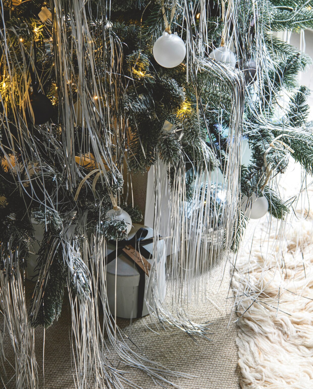 Kerstboom Nordmann € 55,- (buitengoeddeboomgaard.nl). Kartonnen ster XXL van vtwonen, 110x110 cm (bxh) € 29,92, zilveren en witte lametta, per pak € 4,49, parelslinger van vtwonen, 100 cm (l) € 49,95 (vtwonen.nl/shop). Vloerkleed Norte, wol en katoen, 150x200 cm € 585,- (fermliving.nl). Discoballen van House of Seasons, 10 cm (Ø), set van 2 € 5,50, en 25 cm (Ø) € 24,95 (vtwonen.nl/shop). Piek met ledlicht Glow van House Doctor € 44,95 (strong-desire.nl). Matte glazen kerstballen Juhla in antraciet, bruin en helder, set van 6 € 24,95 (blomus.com). Overig privébezit. vtwonen 12-2024 | styling Marit Saladini | fotografie Louis Lemaire