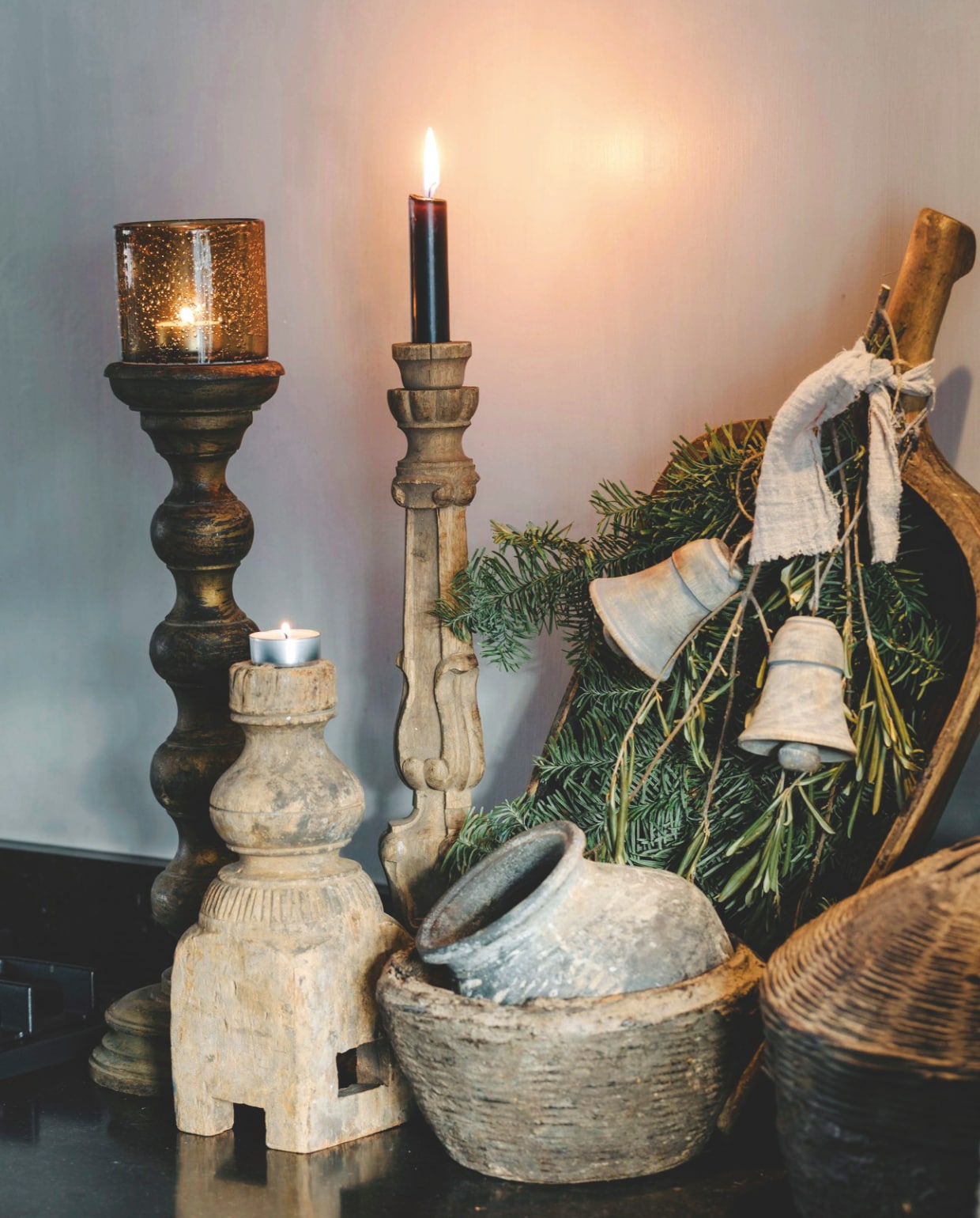 Kandelaars, poer, houten pot en mand van Rust &amp; tiek. vtwonen landelijk 07-2024 | Styling Rust &amp; tiek | Fotografie Corine Hoge Bavel-Jansen