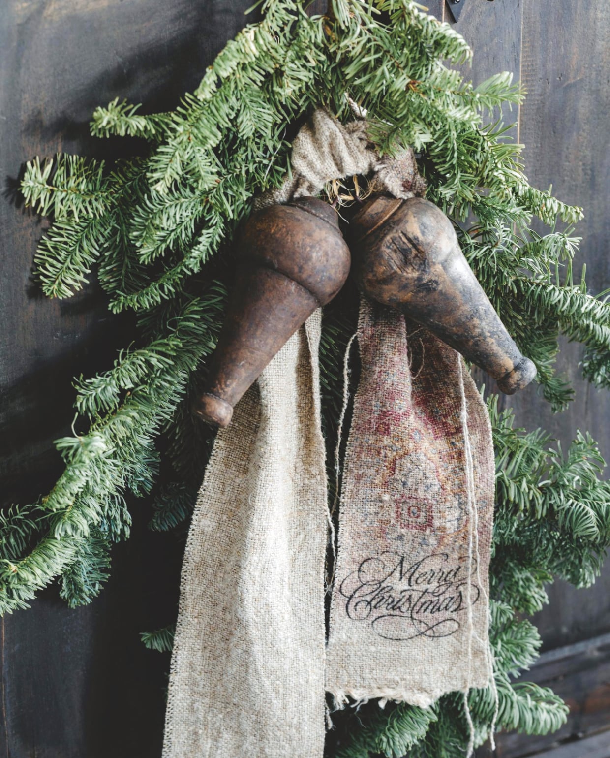 De kerstdecoratie aan de kast is gekocht bij Met Landelijk Label. vtwonen landelijk 07-2024 | Styling Rust &amp; tiek | Fotografie Corine Hoge Bavel-Jansen