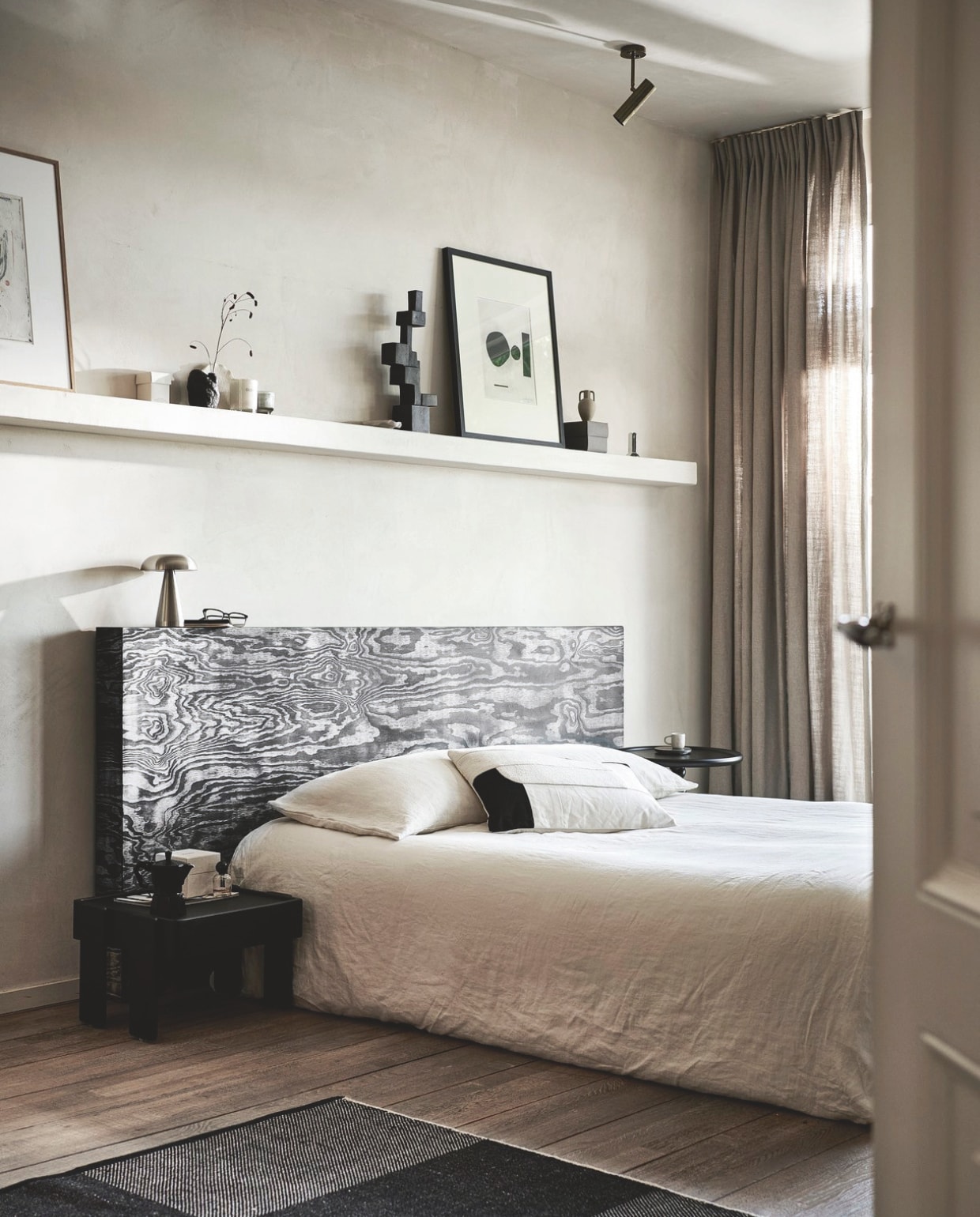 Wollen vloerkleed van Hay, 200x300 cm € 779,-, gepoedercoate aluminium bijzettafel Twister van Polspotten, 46x55 cm (Øxh) € 299,- (vtwonen.nl/shop). Zwartmetalen ornament Aosta € 119,-, sungkaihouten bijzettafel Nido, 42x42x40 cm (bxdxh), set van 3 € 499,-, katoenen kussen Xenia € 54,95 (urbannatureculture.com). Witte keramieken mok € 5,99, koffiekan van Bialetti € 49,99, verwassen linnen dekbedovertrek, 240x220 cm € 89,99, langwerpig kussen met veren vulling, 50x140 cm € 69,99, verwassen linnen kussenhoes, 50x140 cm € 59,99 (zarahome.com). Porseleinen vaas Ary met oren € 15,- (fermliving.com). Chromen kandelaar € 45,- (hay.nl). Overig privébezit. vtwonen special DIY 09 | styling en uitvoering Sanne Ketelaar | fotografie Sjoerd Eickmans