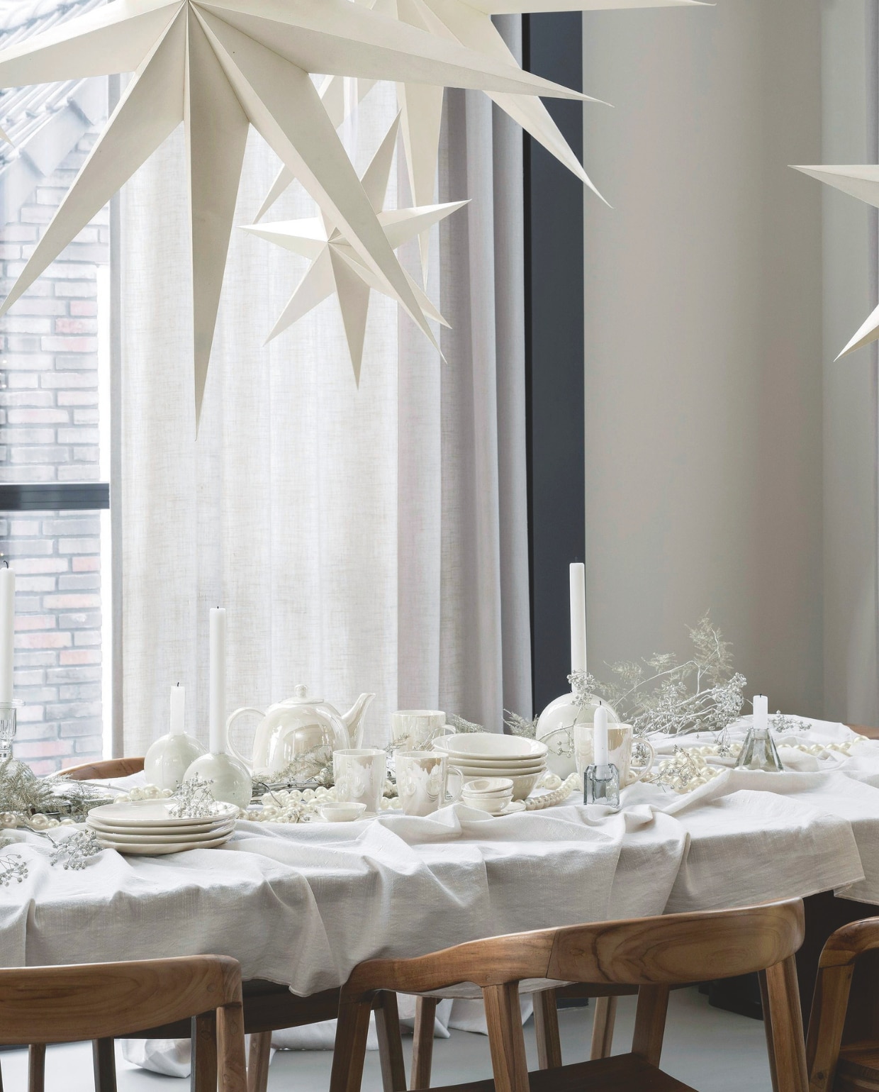 Guirlande Pearl, 100 cm (l) € 49,95. Papieren kerstster met parelmoer, 48 cm (Ø) € 14,95, 60 cm (Ø) € 19,95. Porseleinen theepot Pearl met parelmoer, 1800 ml € 39,95. Eggwhite linnenmix tafelkleed, 150x250 cm € 69,95. Porseleinen borden Pearl met parelmoer, set van 4, vanaf 12 cm (Ø) € 22,95. Porseleinen mok Pearl met parelmoer, set van 2, vanaf 250 ml € 16,95. Metalen kaarsenhouder Pearl, 10 cm (Ø) € 14,95, 14 cm (Ø) € 19,95. Porseleinen teatip Pearl, 7 cm (Ø), set van 4 € 12,95. vtwonen 12-2024 | styling Kim van Rossenberg | fotografie Stan Koolen