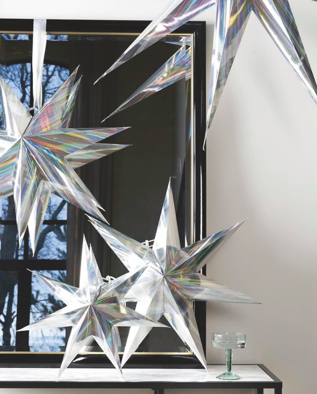 Papieren kerstster Iridescence met regenboogeffect, 48 cm (Ø) € 14,95, 60 cm (Ø) € 19,95. vtwonen 12-2024 | styling Kim van Rossenberg | fotografie Stan Koolen
