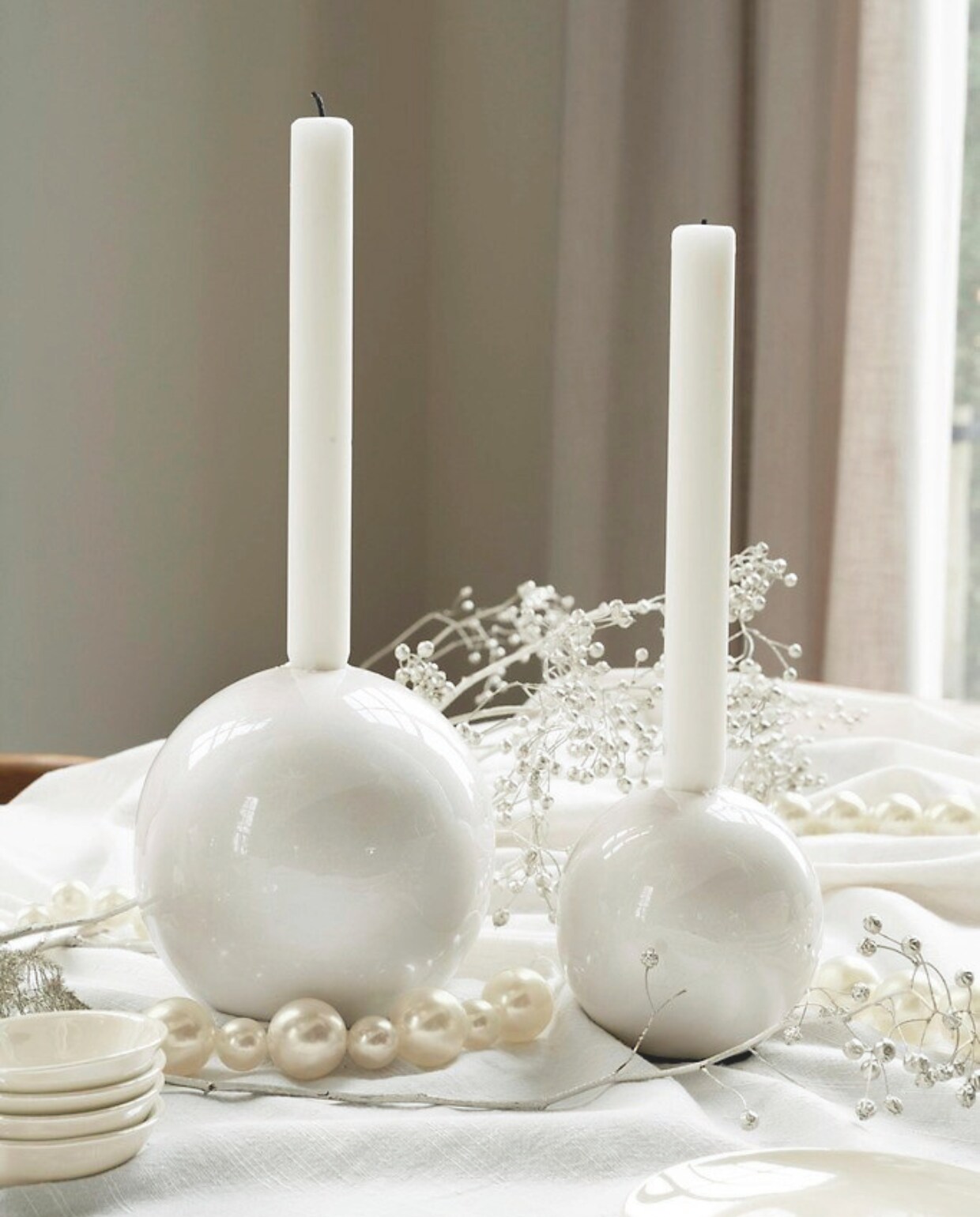 Metalen kaarsenhouder Pearl, 10 cm (Ø) € 14,95, 14 cm (Ø) € 19,95. vtwonen 12-2024 | styling Kim van Rossenberg | fotografie Stan Koolen