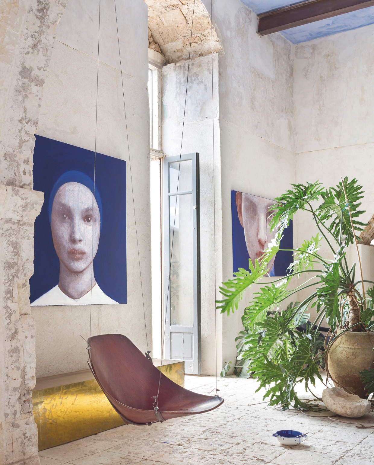 Sergio bouwde een Medea-stoel om tot schommel. De twee kunstwerken Volti zijn ook van zijn hand. stijlvol wonen 07-2024 | fotografie en tekst Filippo Bamberghi/Living Inside