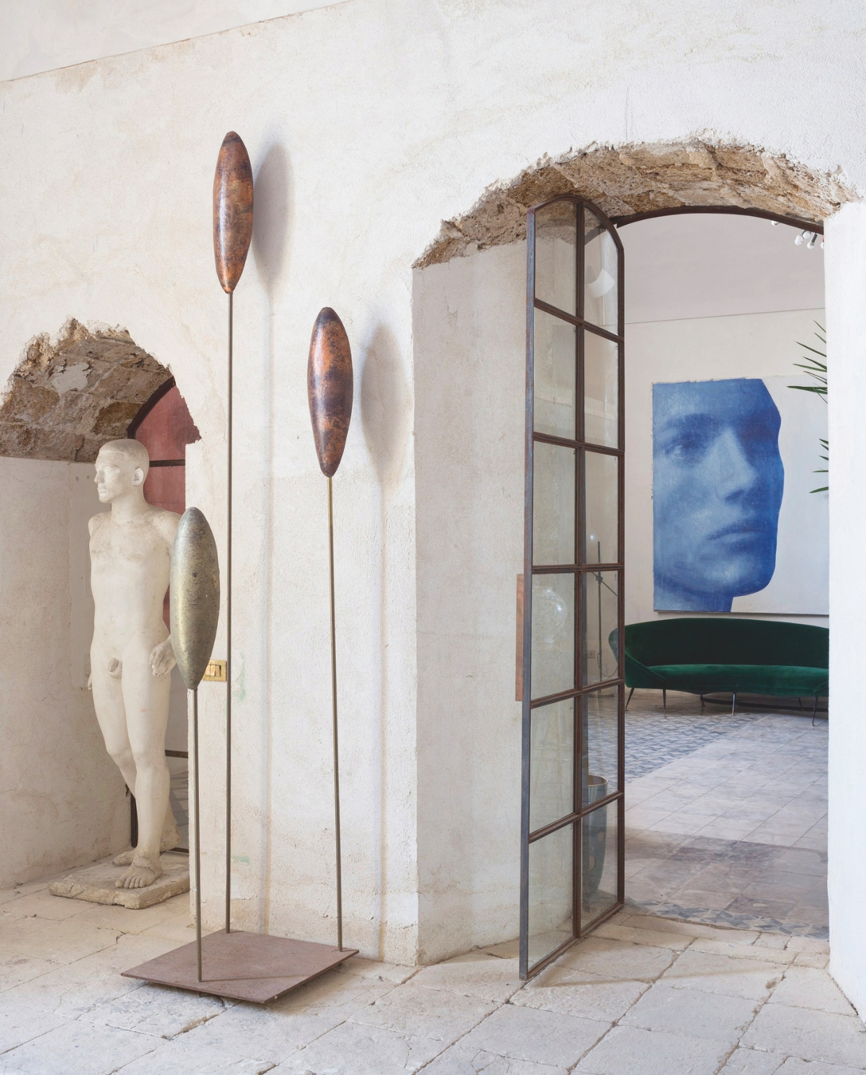 Een beeld uit de jaren 30 staat naast Sergio’s sculptuur Tuna Migration. Op de achtergrond het schilderij Blue Face en de fifties bank van Federico Munari. stijlvol wonen 07-2024 | fotografie en tekst Filippo Bamberghi/Living Inside