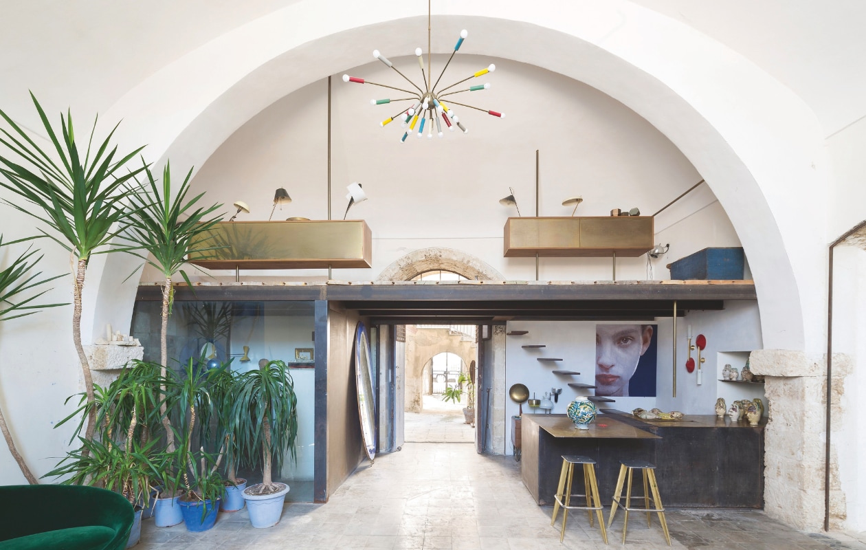 Aan het plafond een hanglamp van Stilnovo uit de jaren 50. De twee kasten op de entresol zijn ontworpen door Sergio Fiorentino. Daarop staat Sergio’s verzameling vintage lampen van Arredoluce, Azucena, Fontana Arte en Stilnovo. stijlvol wonen 07-2024 | fotografie en tekst Filippo Bamberghi/Living Inside