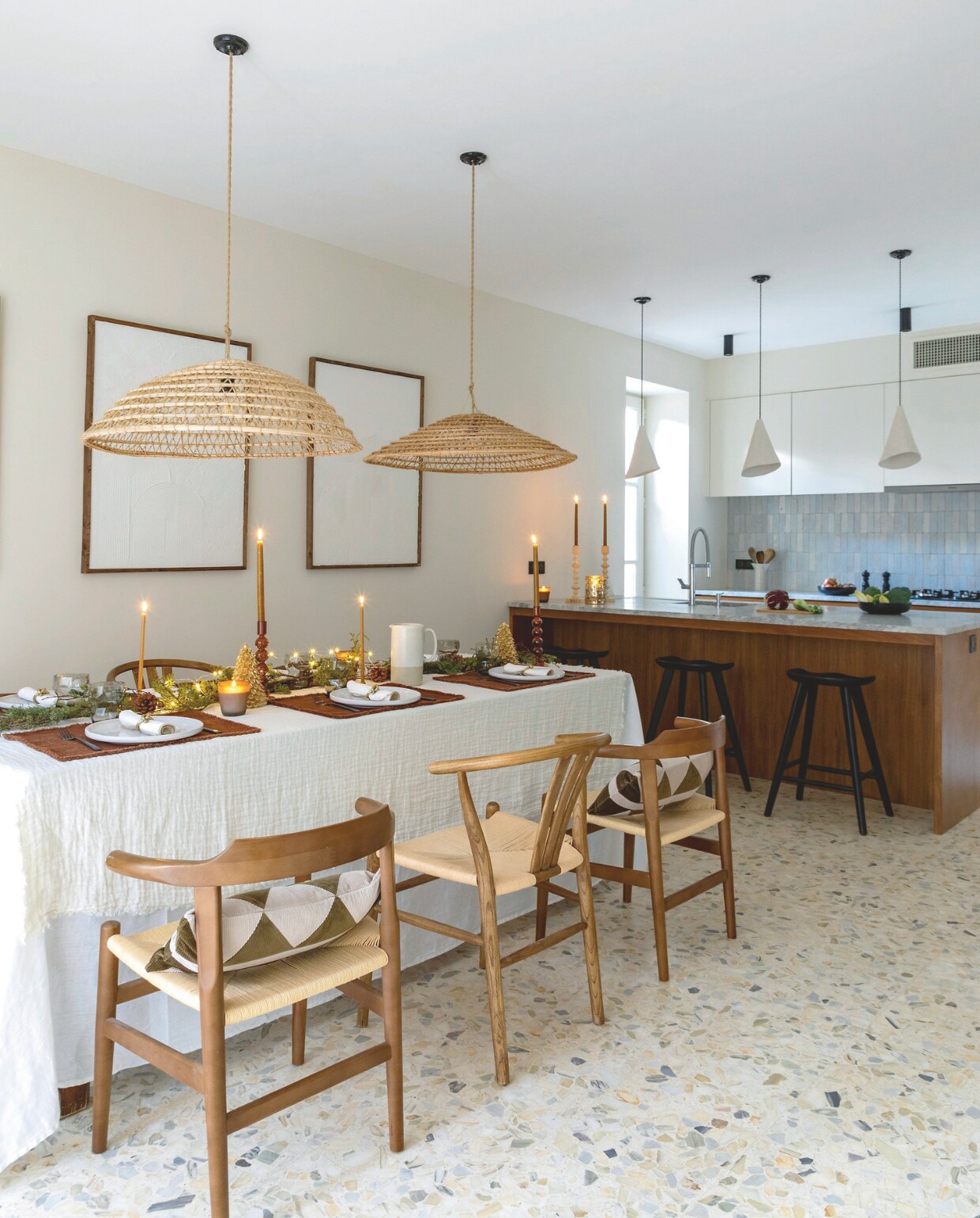 Witte kunstwerken Delphine. Stoelen Sklum, hanglampen Couleur Locale, servies Casa Deco, bruine glazen Broste Copenhagen, schenkkan Ono Mao. Muurverf Joa’s White van Farrow &amp; Ball. De granitovloer lag al in het huis en is gerestaureerd. vtwonen 12-2024 | styling Marie-Maud Levron | fotografie Cecile Perrinet-Lhermitt