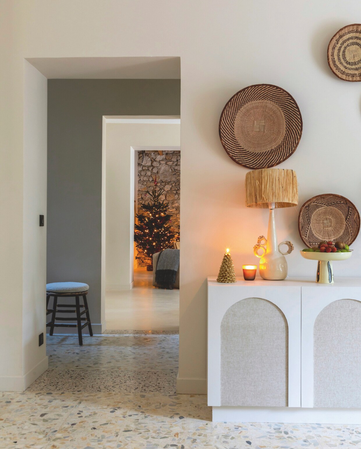 Kast met bogen zelfgemaakt. Mand aan de muur Couleur Locale, lamp Maison Bonjour. vtwonen 12-2024 | styling Marie-Maud Levron | fotografie Cecile Perrinet-Lhermitt