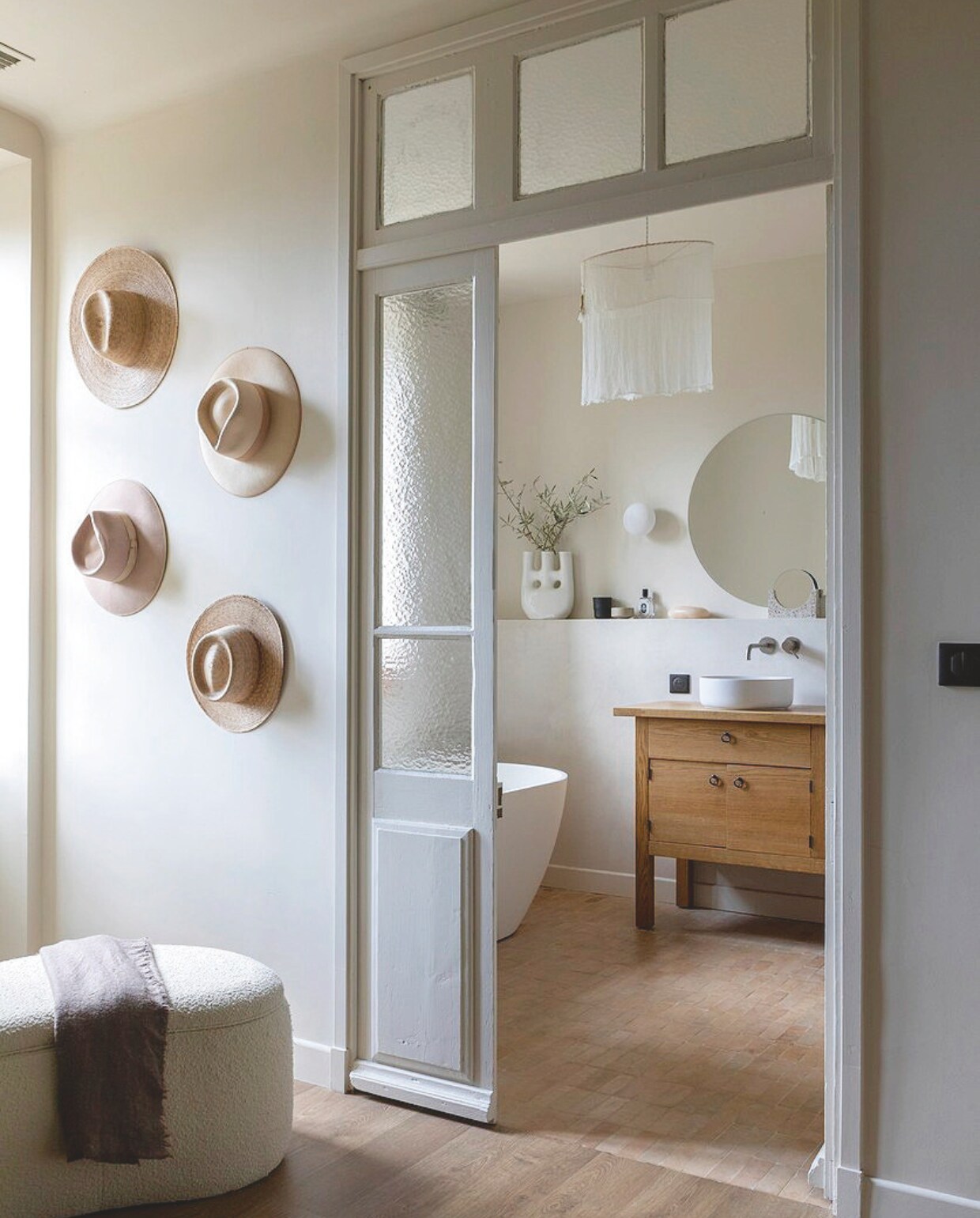 Tussendeur op zolder gevonden. Poef Made in Design. vtwonen 12-2024 | styling Marie-Maud Levron | fotografie Cecile Perrinet-Lhermitt