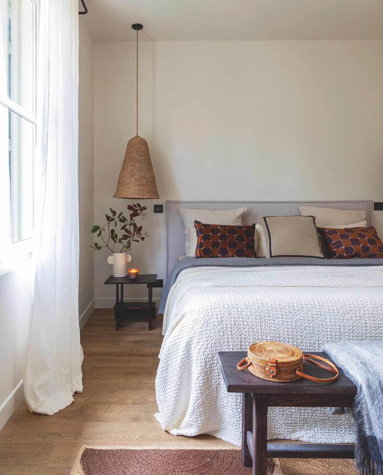 Gordijnen Linenshed, hoofdbord Teddybear, hanglamp Couleur Locale, bankje van Delphines oma, nachtkastje Zara Home, zelf geverfd, vergelijkbare kussens Palais. vtwonen 12-2024 | styling Marie-Maud Levron | fotografie Cecile Perrinet-Lhermitt