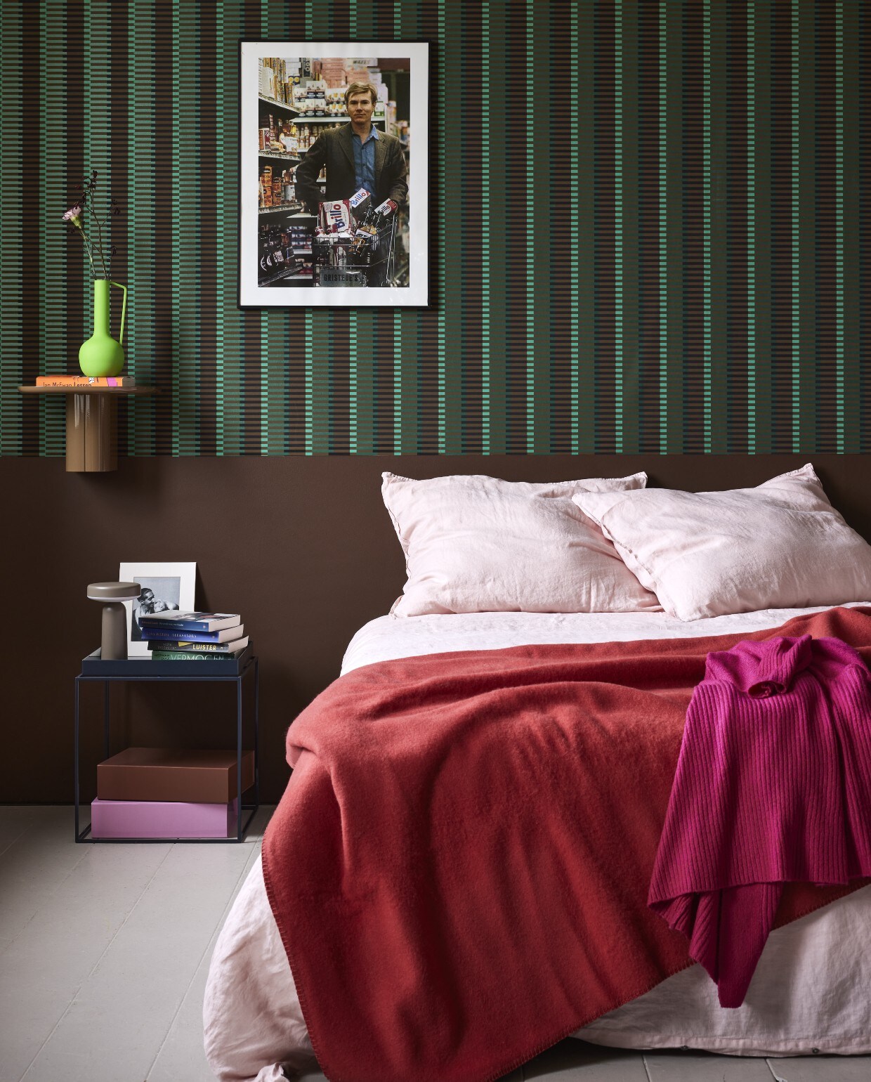 Muurverf Holy Monkey van Lab Paint (vestingh.nl). Behang Folies Jules Emerald, 0,7x10,05 m (bxl) (masureel.com). Linnen dekbed- overtrek met 2 slopen, 240x220 cm (ikea.nl). Merinowollen deken, 220x240 cm (aabe.nl). Metalen bijzettafel Tray in Deep Blue High Gloss, 40x40x40 cm (bxdxh), gekleurde kartonnen dozen vanaf (hay.nl). Oplaadbare kunststoffen lamp Ease van Muuto (groenenakker.nl). Aluminium wandplank Korpus van Hay (vtwonen.nl/shop). Metalen vaas Roman (polspotten.com). Overig privébezit. vtwonen 04-2024 | styling Fietje Bruijn | fotografie Alexander van Berge
