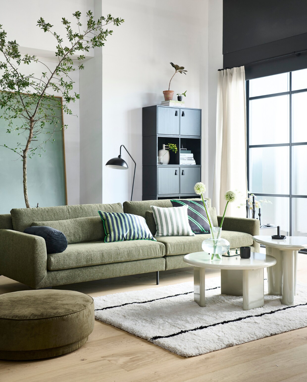 vtwonen collectie. Vloer Parket XL Eiken naturel geolied per m2 € 94,95. Vloerkleed Black Stripes vanaf € 179. Fauteuil Lofty in lichtgrijs € 279,-. Salontafel Beach Small vanaf € 319,-. 4-zits bank Hang Out in stof nr. 162 € 1189,-. Kussens vanaf € 39,95. Vloerlamp Orion zwart € 147,50. Kast Lower Case in zwart, samen te stellen met losse onderdelen vanaf € 119,-. Kasten Basic (beschikbaar vanaf januari 2023). JA | vtwonen catalogus 2022-10 |