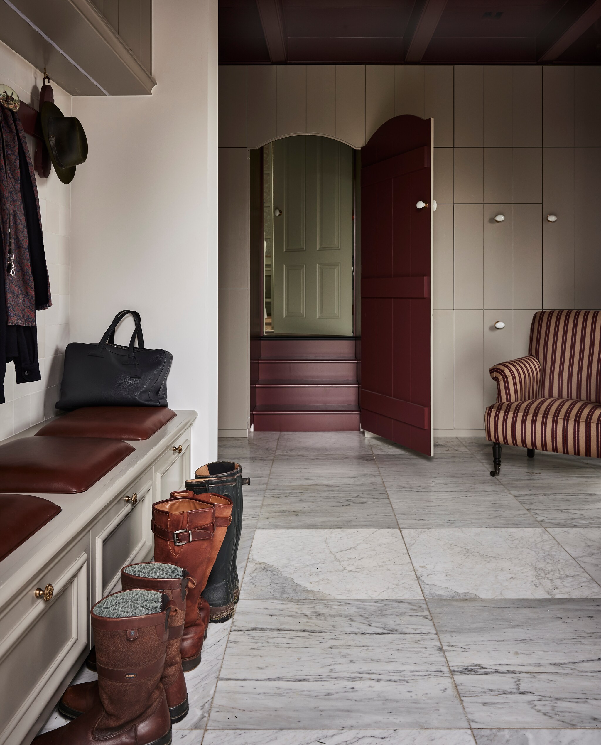 Stoel Wilhelmine van Aerssen Agenturen. Bankje en kast op maat gemaakt door Hans Tinga. Marmeren tegels Amata Carrara. Kleur houtwerk Persiaans rood van Vettewinkel. vtwonen landelijk 01-2025 | styling Marianne Luning | fotografie Alexander van Berg | tekst Merel van der Lande