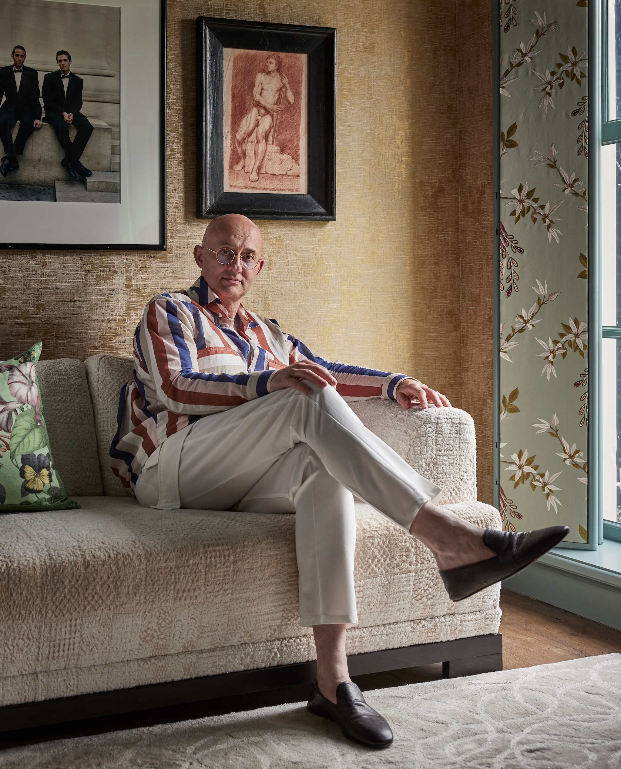 Bank, kussens en vloerkleed Wilhelmine van Aerssen Agenturen. Goudkleurig behang collectie Monumenta van Nobilis. vtwonen landelijk 01-2025 | styling Marianne Luning | fotografie Alexander van Berg | tekst Merel van der Lande
