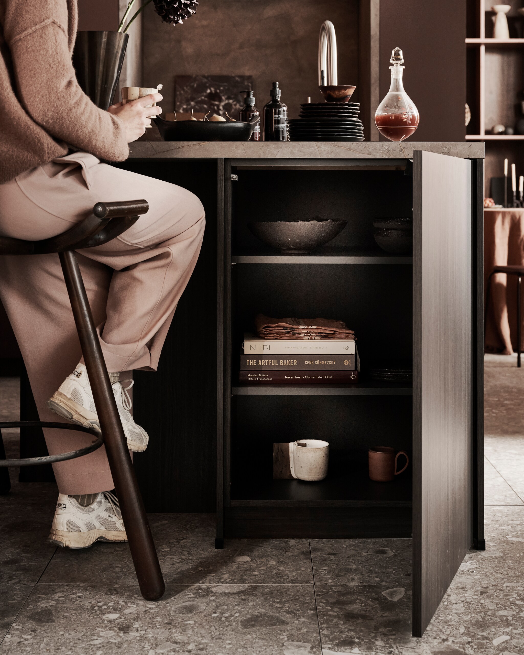 M.m.v. vtwonen.nl/collectie (vloertegel Composite Dark Grey van vtwonen), bestwelhip.nl (barkruk), nordal.com (vaas), housedoctor.com (tray, handzeep en handlotion), @mettesophie.interiordesign (zwart servies, bekers), studioferule.com (kom), libecohomestores.eu (servetten). Overig privébezit. vtwonen 13-2024 | styling Kim van Rossenberg | fotografie Sjoerd Eickmans