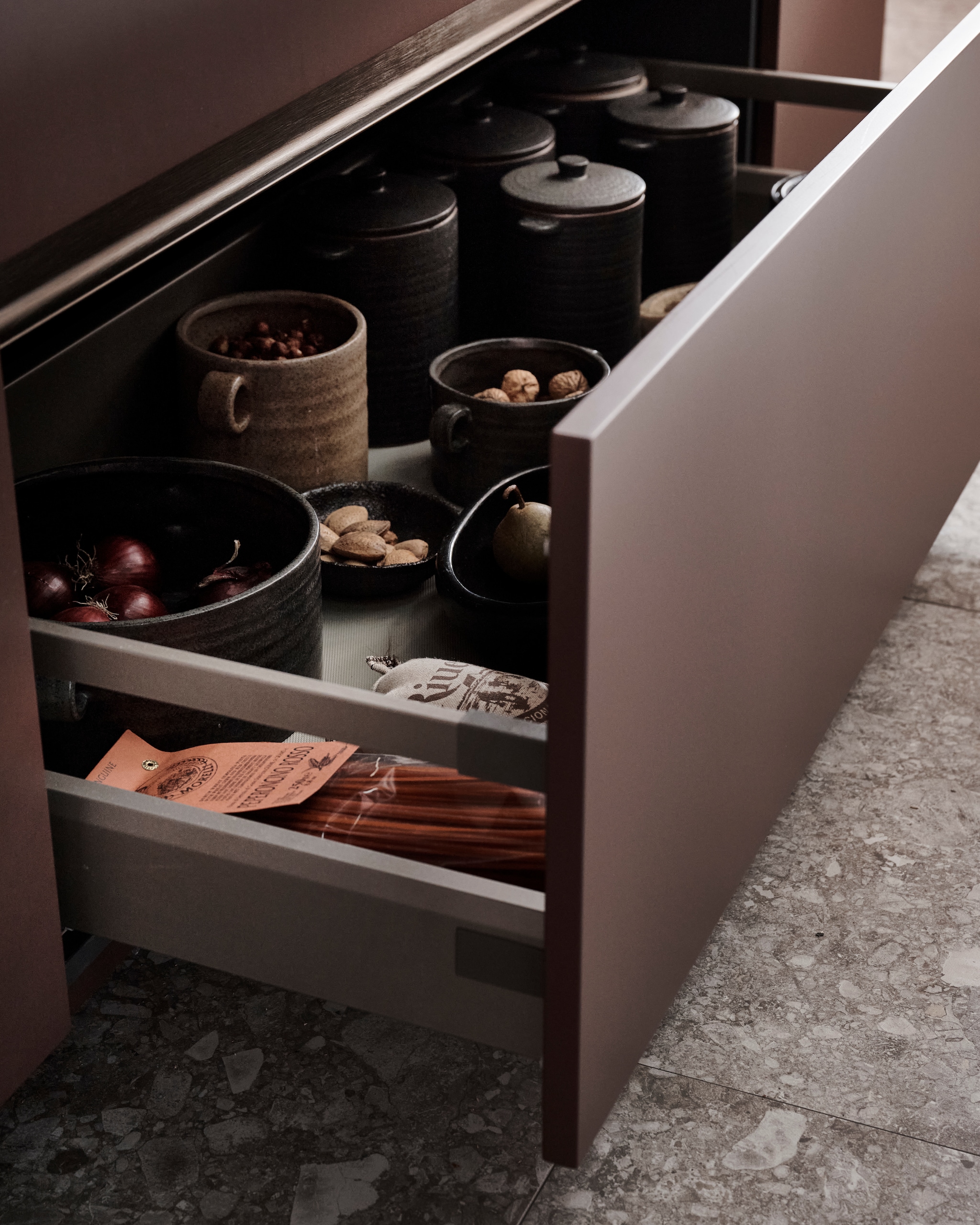 M.m.v. zarahome.com (opbergpotten met deksel), nordal.com (pannen met oren), dille-kamille.nl (pastazakken). Overig privébezit. vtwonen 13-2024 | styling Kim van Rossenberg | fotografie Sjoerd Eickmans
