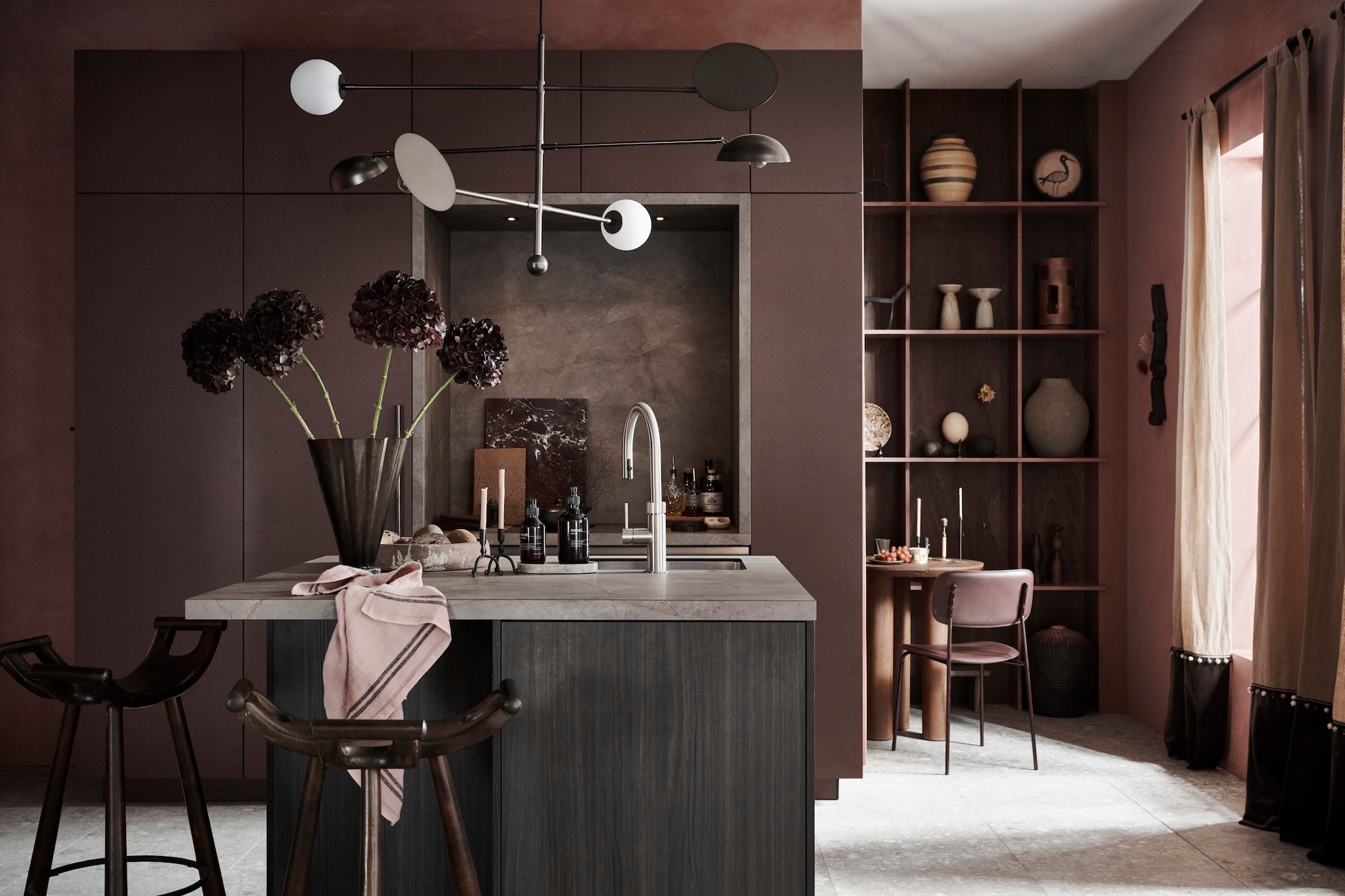 M.m.v. vtwonen.nl/collectie (vloertegel Composite Dark Grey van vtwonen), 101cph.com (hanglamp), pure-original.com (kalkverf Fresco in Courtly Rose, lakverf Traditional Paint Eggshell in Fondant), bestwelhip.nl (barkrukken), nordal.com (vaas op eiland, tafel, stoel), housedoctor.com (tray, handzeep en handlotion), zarahome.com (kandelaars, terracotta dienblad, aardewerken vazen, bordenstandaard, bord met pelikaan), kookwinkel.nl (theedoek), hkliving.com (bordeaux snijplank), hetkabinet.nl (fruitschaal), studioferule.com (element op standaard), @artsalonanais (grijze vaas Stoneware Clay van Iris Rozendaal, wanddecoratie van R. Khavro), @mettesophie.interiordesign (houtmotief schaal, bollen, ei op standaard), wva.nl (gordijnen), karwei.nl (gordijnroedes), richardvanmeerveld.webnode.nl (maatwerk vakkenkast), urbannatureculture.com (tafellamp, houten kandelaars). Overig privébezit. vtwonen 13-2024 | styling Kim van Rossenberg | fotografie Sjoerd Eickmans