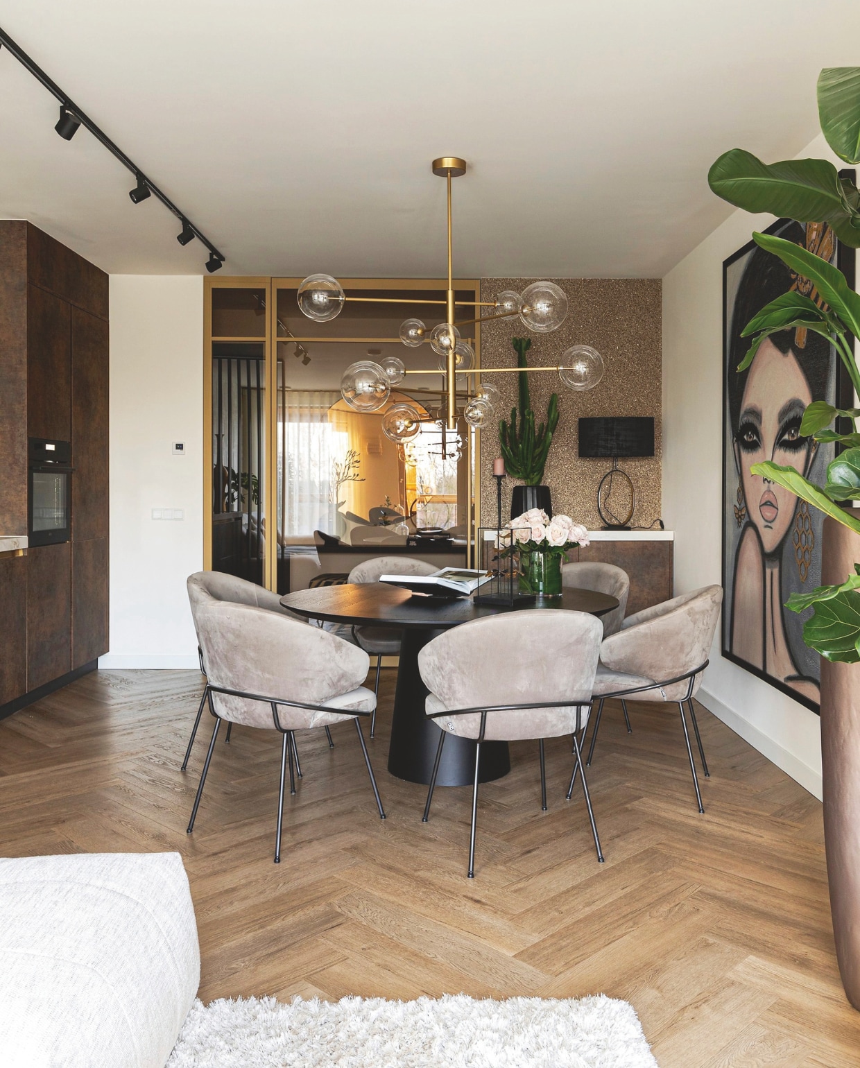 De eetkamer met tafel van Table du Sud. Stoelen, tafellamp en hanglamp van Eichholtz. Het behang is van Arte, de taatsdeuren van GewoonGers, de kast van Bruynzeel. Het kunstwerk is van Wendy Buiter. De pvc-vloer van JJJ de Jager Vloer &amp; Interieur. stijlvol wonen 07-2024 | productie Taverne Agency | Styling Josephine Visser | Fotografie Chiela van Meerwijk