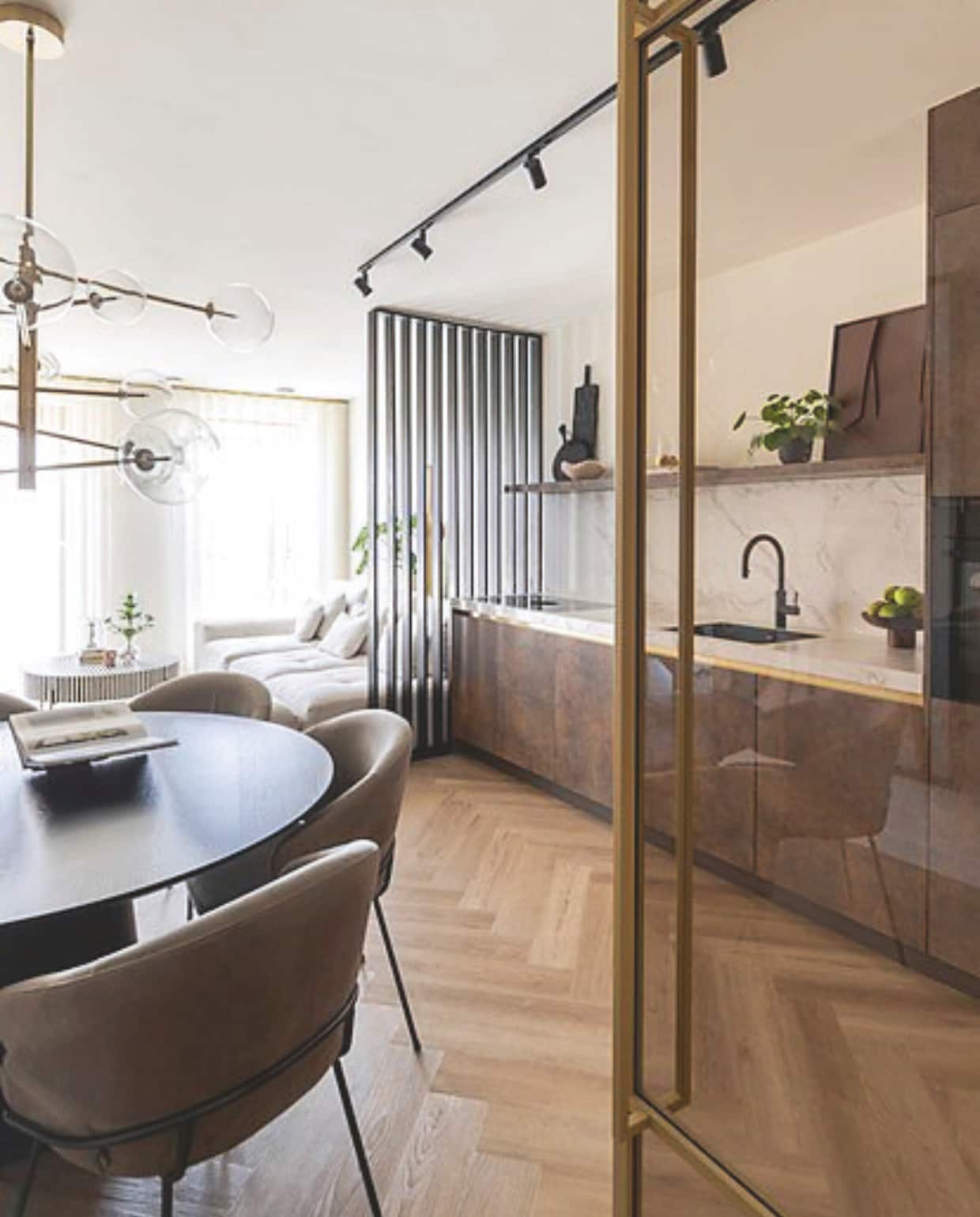 Taatsdeur van GewoonGers, pvc-vloer van JJJ de Jager Vloer &amp; Interieur. De keuken is van Bruynzeel Keukens. stijlvol wonen 07-2024 | productie Taverne Agency | Styling Josephine Visser | Fotografie Chiela van Meerwijk