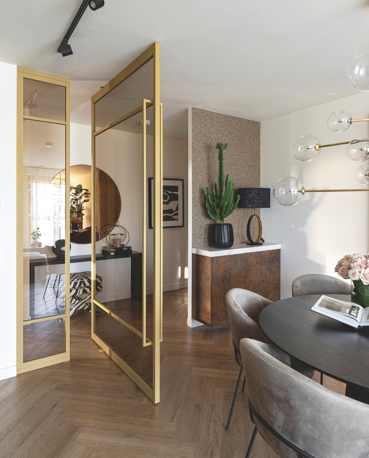 De entree met console van Table du Sud, spiegel van Tica en kruk van Eichholtz. De accessoires uitgestald op de console zijn van Rivièra Maison. stijlvol wonen 07-2024 | productie Taverne Agency | Styling Josephine Visser | Fotografie Chiela van Meerwijk