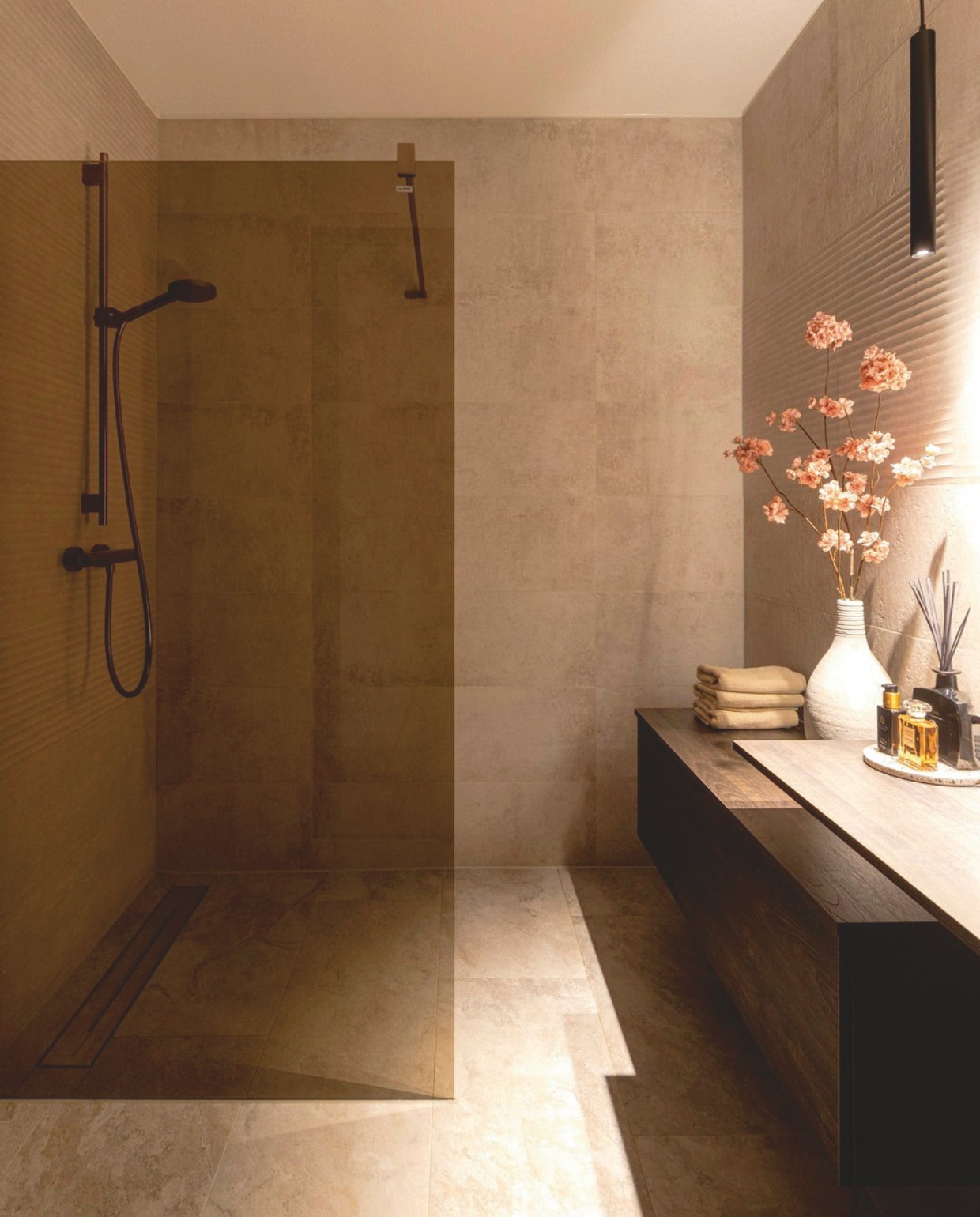 De badkamer is afgewerkt met tegels van Porcelanosa, de wastafel is van Looox, al het kraanwerk is van Axor stijlvol wonen 07-2024 | productie Taverne Agency | Styling Josephine Visser | Fotografie Chiela van Meerwijk