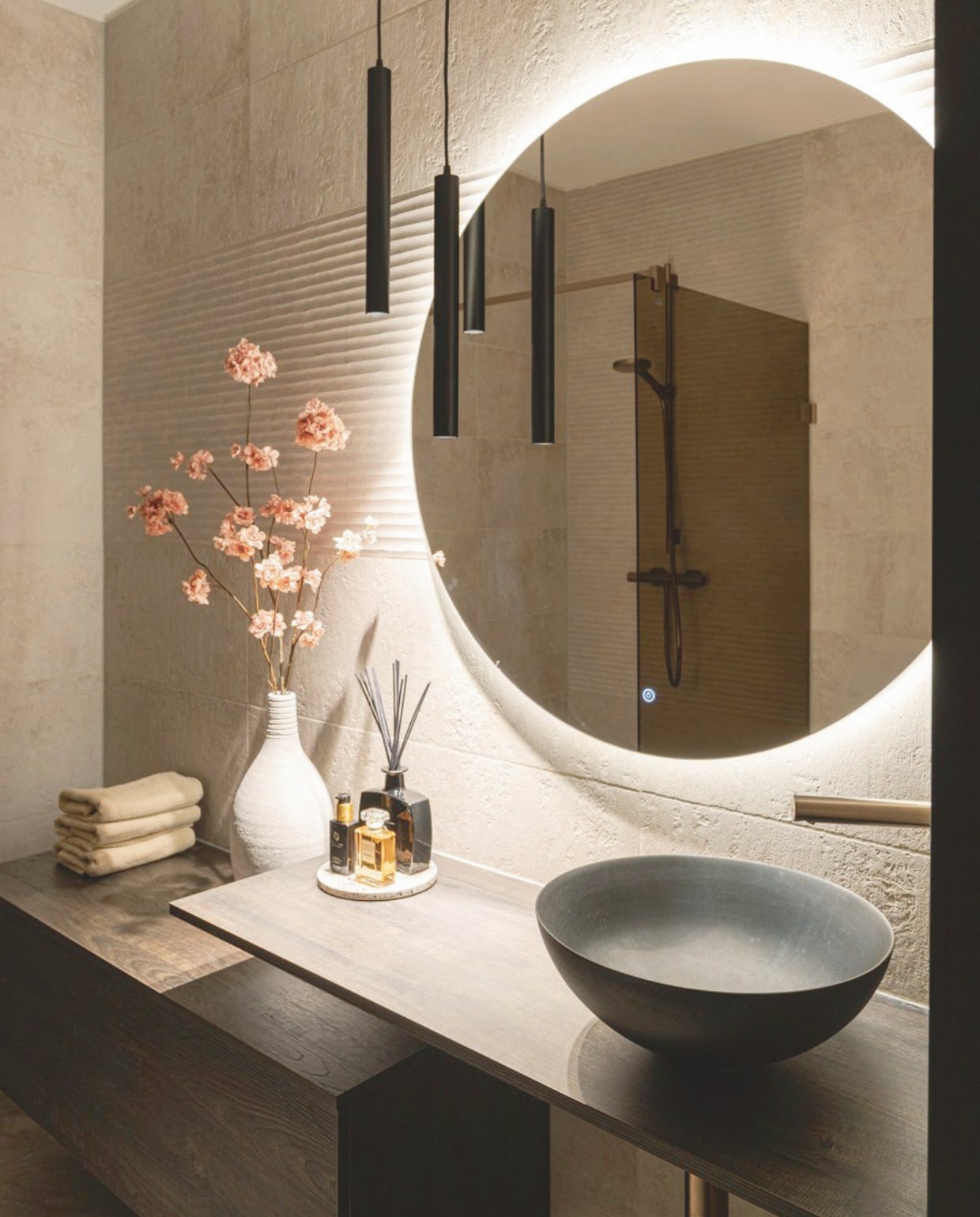 De badkamer is afgewerkt met tegels van Porcelanosa, de wastafel is van Looox, al het kraanwerk is van Axor stijlvol wonen 07-2024 | productie Taverne Agency | Styling Josephine Visser | Fotografie Chiela van Meerwijk