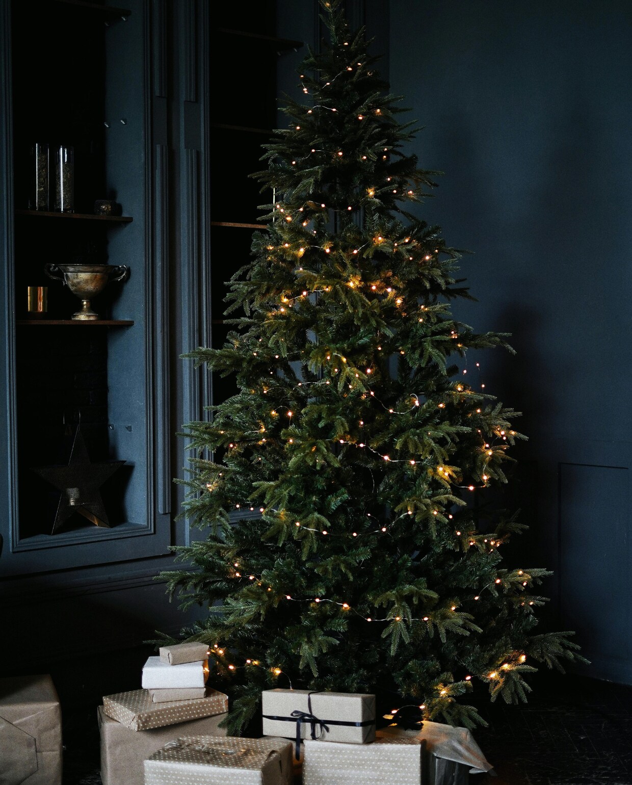 basic kerstboom met alleen lichtjes Olena Bohovyk via Pexels
