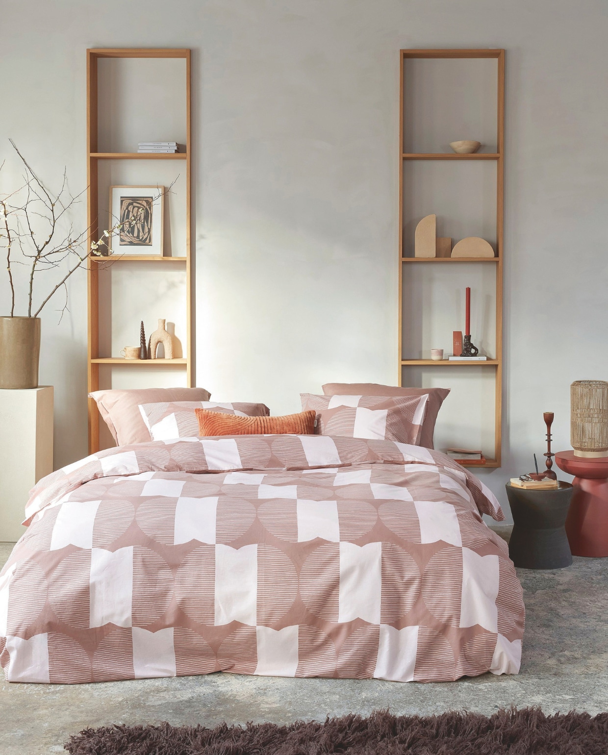 Katoenen dekbedovertrek Check Mate in Terra, vanaf € 49,95. Katoensatijnen kussenslopen Earth in Roze, met dekbedovertrek vanaf € 89,95.

M.m.v. letoile.store (mok, kaars, roze kopje, wierookhouder), vtwonen.nl/shop (vloerkleed HKliving, set sculpturen en kandelaar van Ferm Living, keramieken bijzettafel van Serax), loods5.nl/goods (steenrode bijzettafel). Overig privébezit. vtwonen 12-2024 | styling Daniëlle Verheul | fotografie Richard Smit