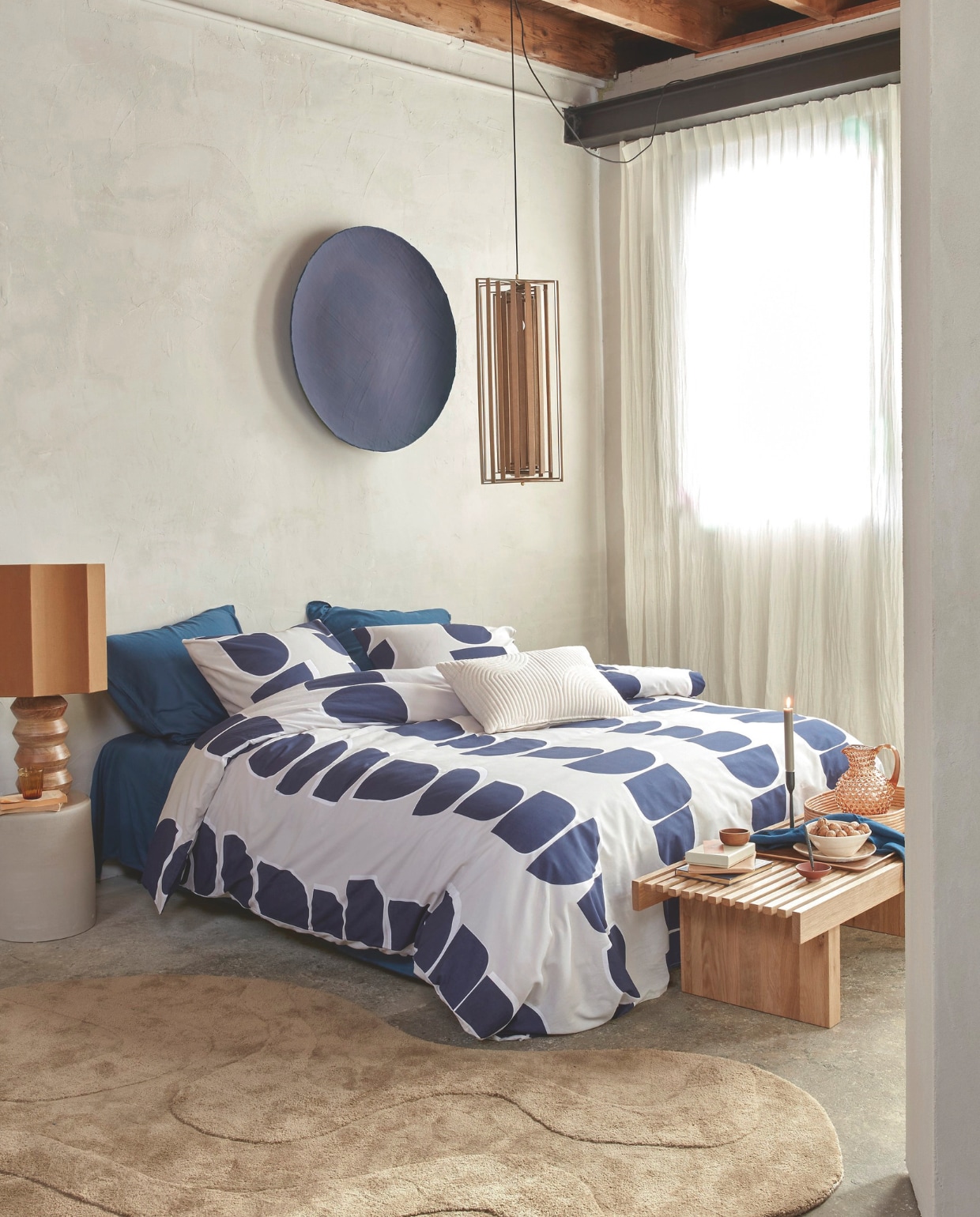Katoenen dekbedovertrek Moons in Indigo, vanaf € 49,95. katoensatijnen dekbedovertrek Earth in Donkerblauw, vanaf 89,95. Sierkussen Broom Bow in naturel, 40x60 cm € 49,95.M.m.v.: vtwonen.nl/shop (kruk van Serax, kleed van Woood), loods5.nl/goods (tafellamp, bank), letoile.store (mok, (notitieboekjes, wierookhouder), paviljoennoord.com (dienbladen, kandelaar, bord, karaf). Overig privébezit. vtwonen huiscollectie 12-2024 | styling Daniëlle Verheul | fotografie Richard Smit