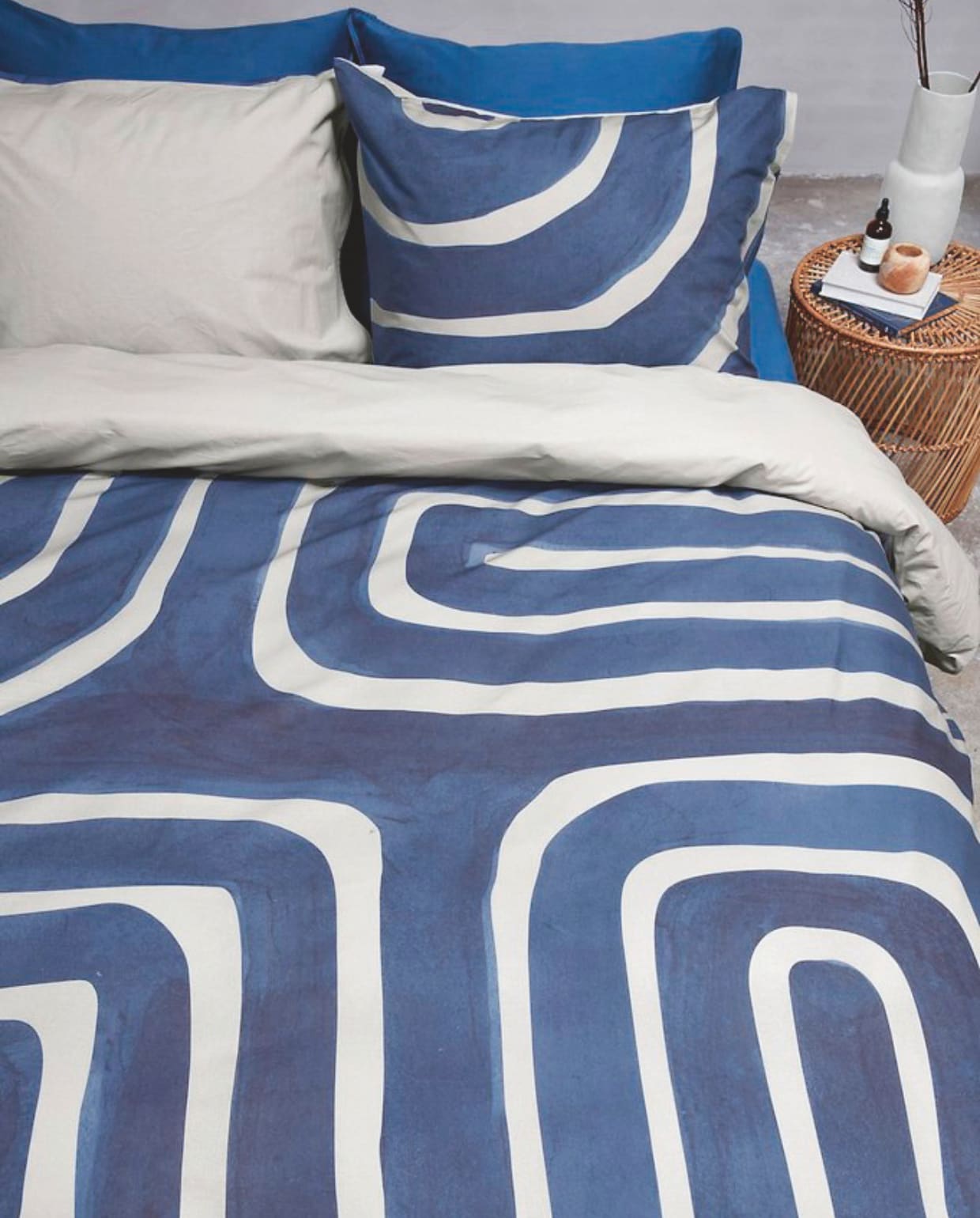 Katoenen dekbedovertrek Tribe in Indigo, vanaf € 49,95. vtwonen huiscollectie 12-2024 | styling Daniëlle Verheul | fotografie Richard Smit