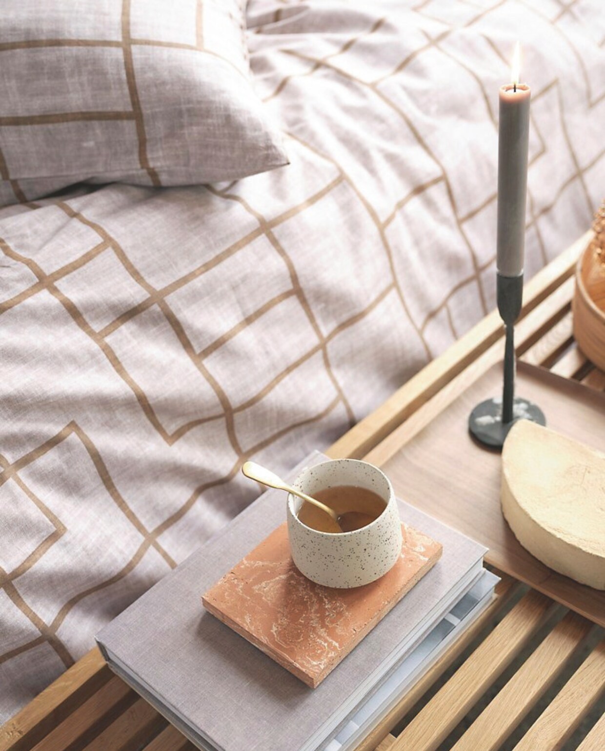 Katoenen dekbedovertrek Pojagi in Terra, vanaf € 49,95 (shop.vtwonen.nl). Overig privébezit. vtwonen huiscollectie 12-2024 | styling Daniëlle Verheul | fotografie Richard Smit