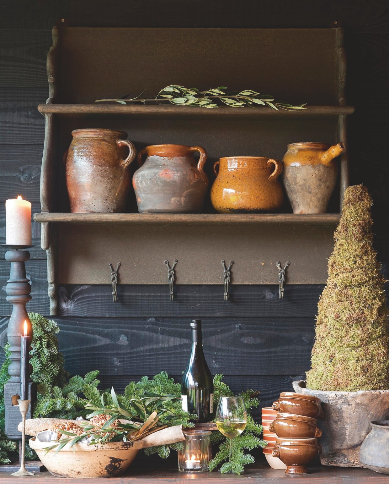 Woonaccessoires met een verweerde uitstraling passen perfect in een landelijk interieur. vtwonen landelijk 07-2024 | styling Peet! | fotografie Joyce Vloet