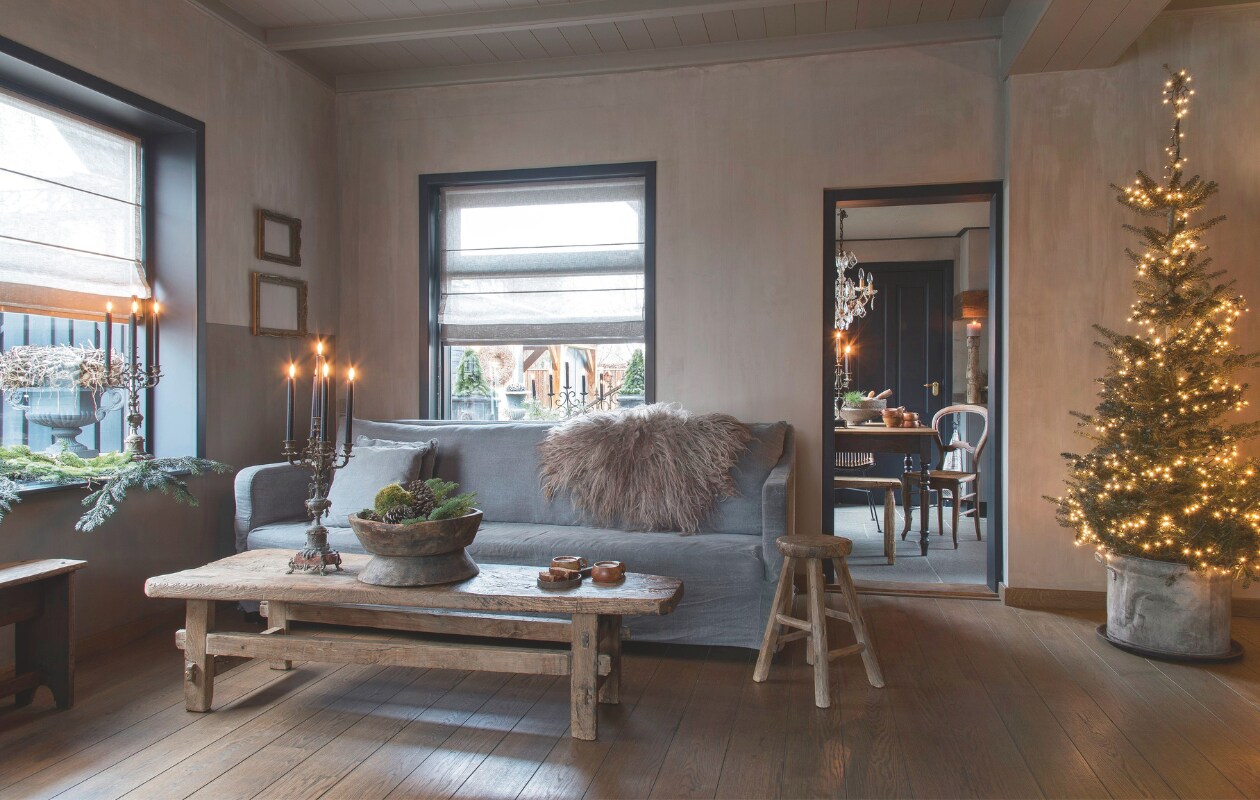 Eerst is het originele plafond  weer zichtbaar gemaakt, daarna werden alle wanden gestuct. De antieke kandelaars zijn brocantemarkt-vondsten. vtwonen landelijk 07-2024 | styling Peet! | fotografie Joyce Vloet