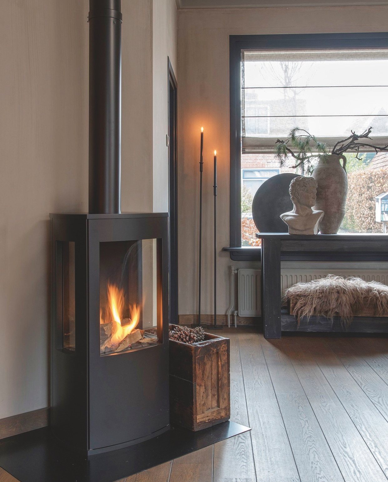 Het knisperende geluid van een haardvuur en een heerlijk warme woonkamer geven een ultiem kerstgevoel. vtwonen landelijk 07-2024 | styling Peet! | fotografie Joyce Vloet