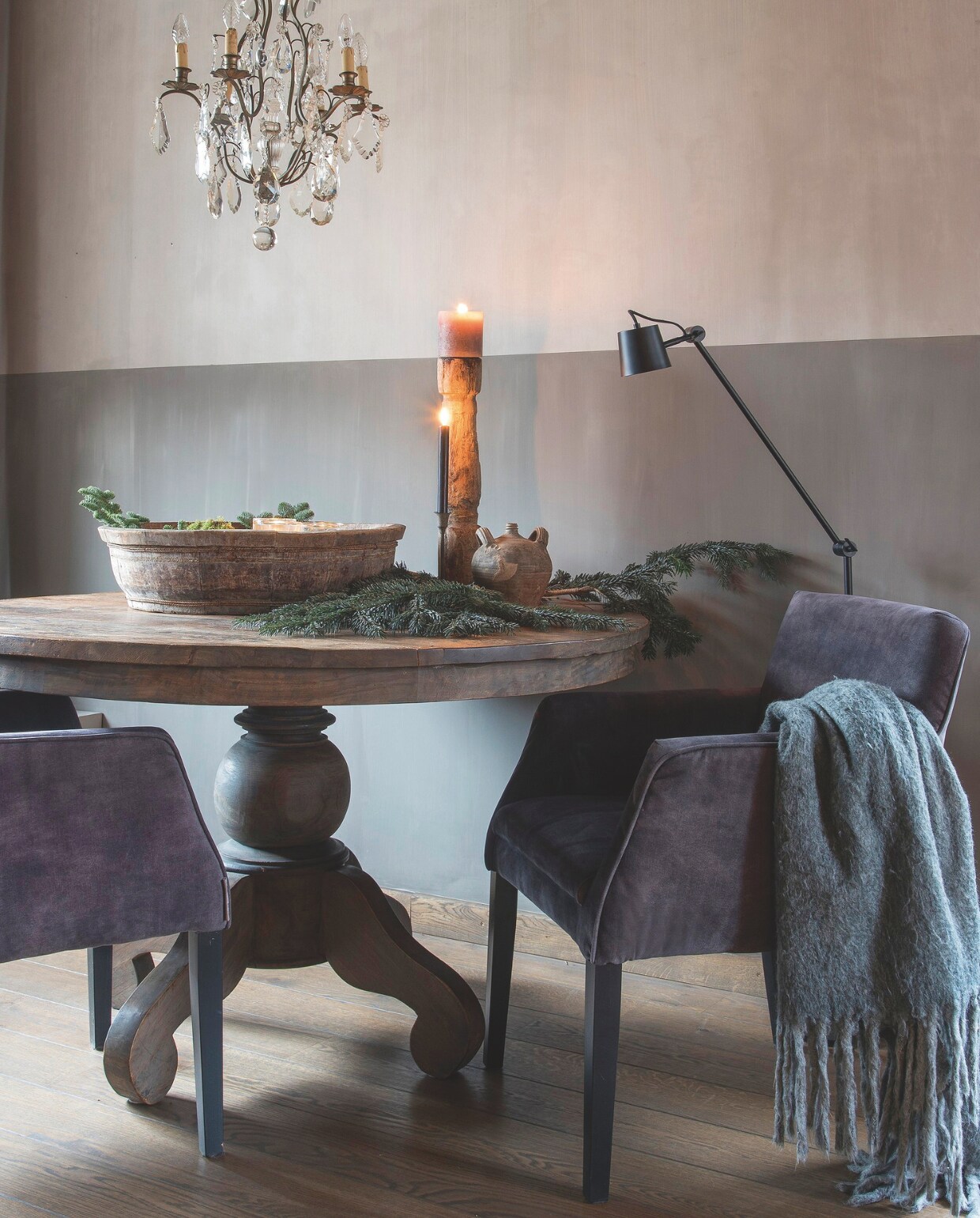 Met kalkverf Gritti en Facade van Carte Colori op de muren hebben ze van het huis uit 1922 een knus thuis gemaakt. De ronde Franse eettafel is van Hoffz. vtwonen landelijk 07-2024 | styling Peet! | fotografie Joyce Vloet