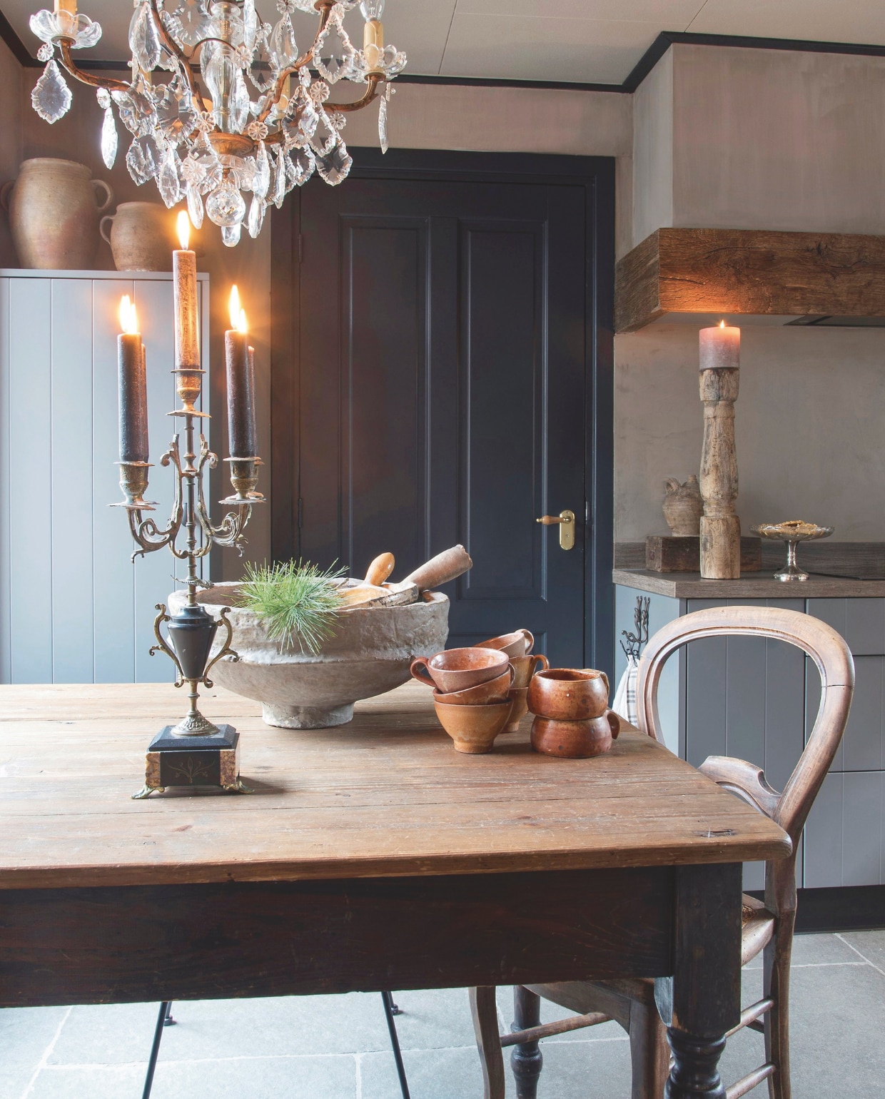 Een grote schaal of mooie kommen zijn niet alleen praktisch, ze kunnen ook dienen als decoratie in de keuken. vtwonen landelijk 07-2024 | styling Peet! | fotografie Joyce Vloet