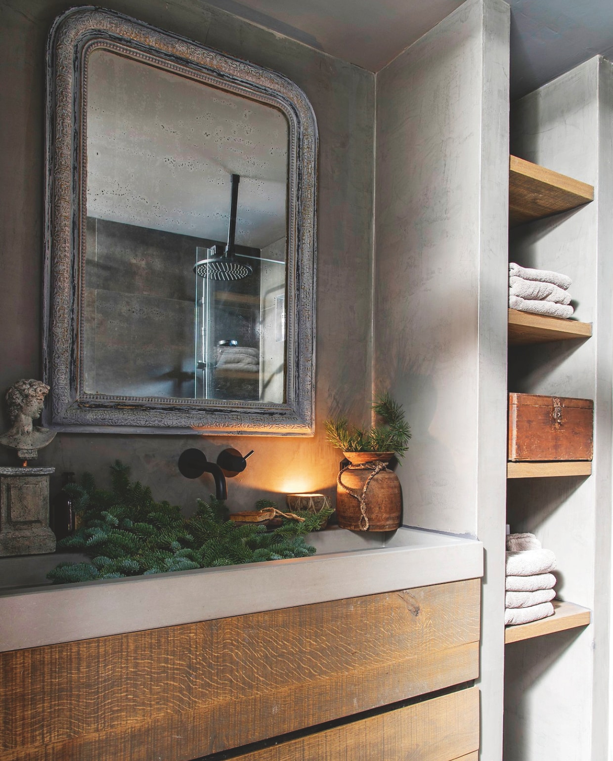 De kleuren die door het hele huis op de muren zitten, zijn ook doorgetrokken in de badkamer, zo ontstaat een sereen geheel. vtwonen landelijk 07-2024 | styling Peet! | fotografie Joyce Vloet