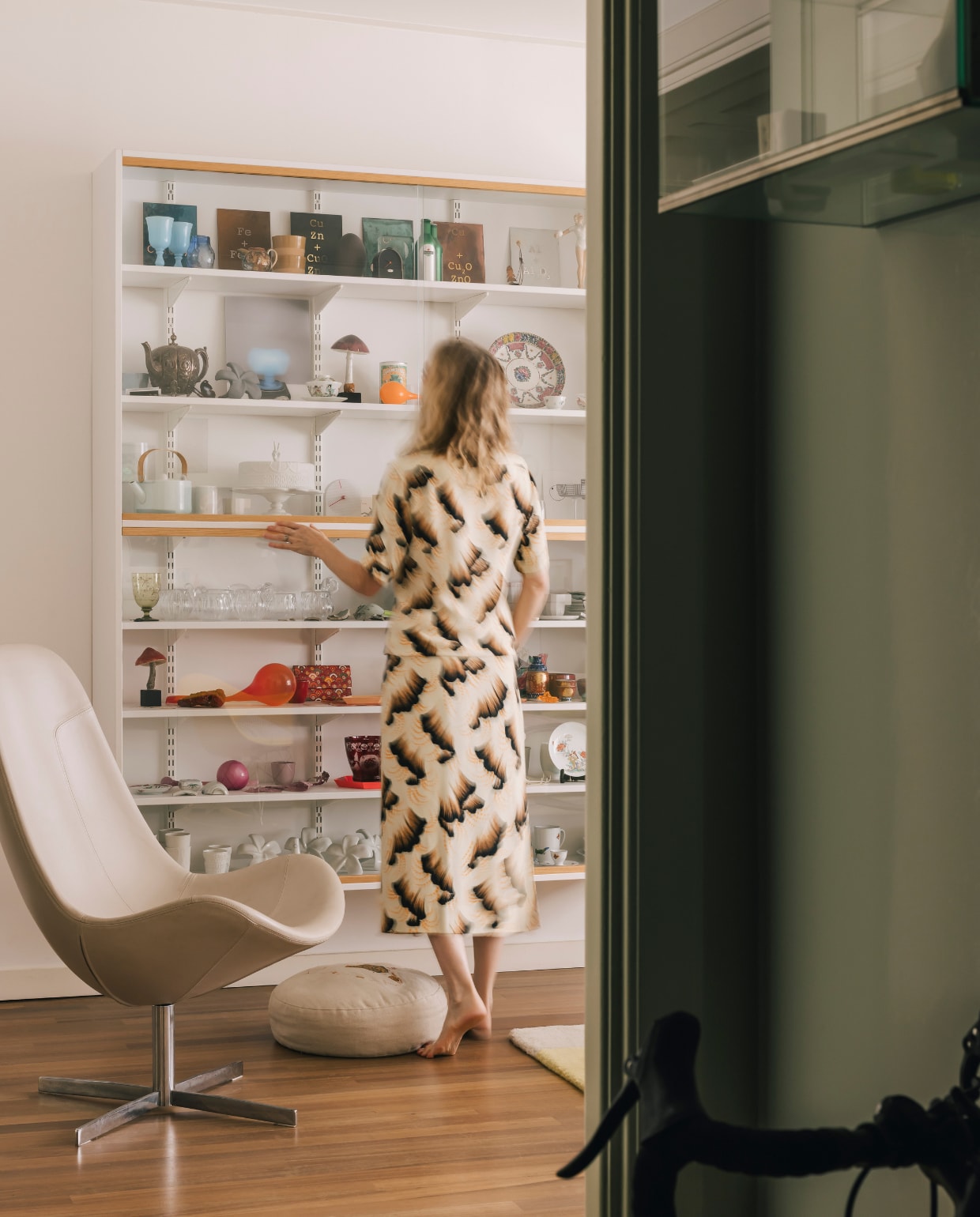 In de zelfontworpen kast staan prototypes, kunstobjecten en vondsten. Van erfstukken van haar oma tot eigen werk voor Ikea, Hay en andere opdrachtgevers. De leren draaifauteuil 7400 is een ontwerp voor Gelderland. stijlvol wonen 08-2024 | fotografie Katoo Peeters | tekst Tanne Donjacour Gielen