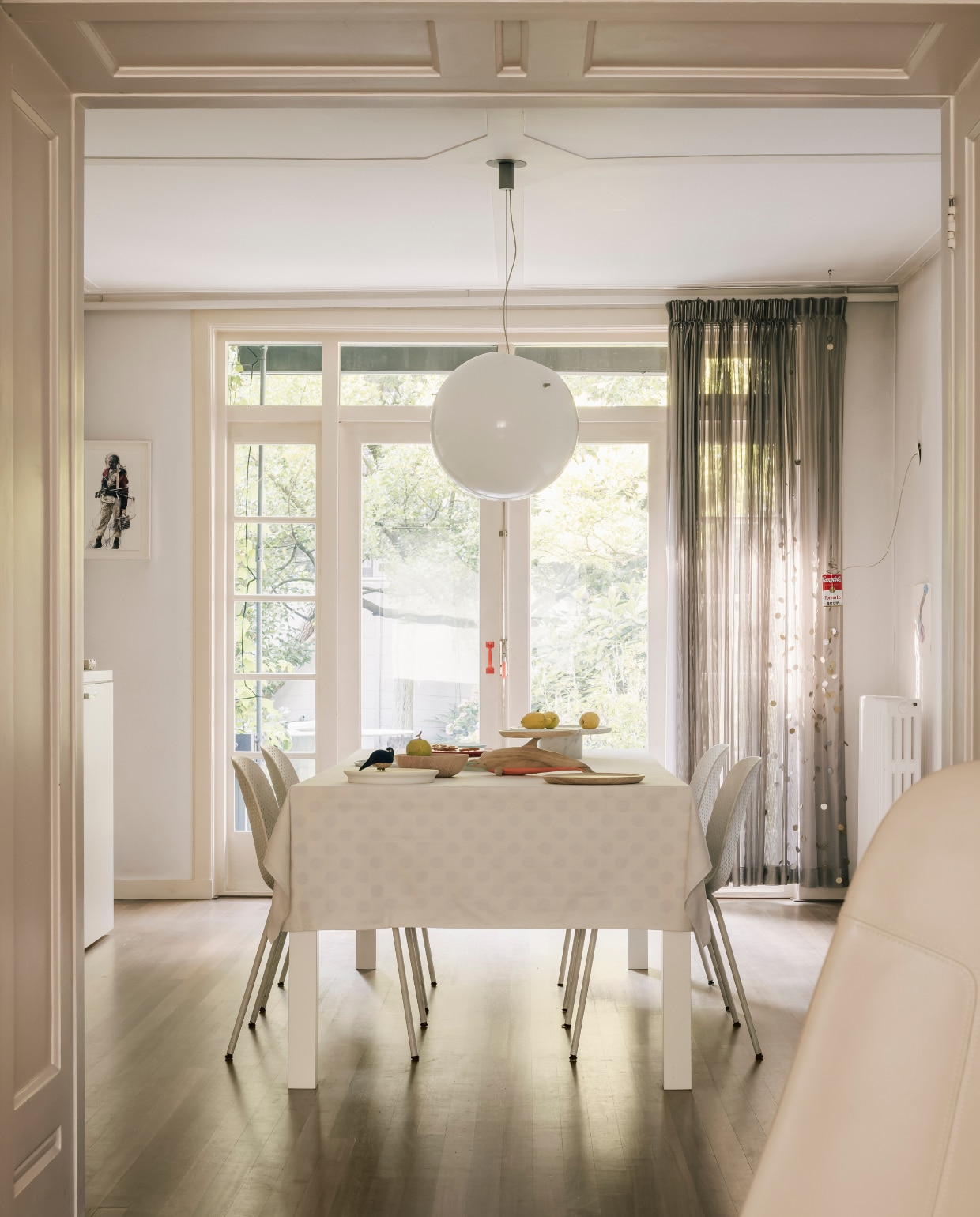 De tafel is van Scholten &amp; Baijings voor Gelderland en stoel 13Eighty ontwierp het designduo voor Hay. De lamp er boven is ook een eigen ontwerp voor Eikelenboom. stijlvol wonen 08-2024 | fotografie Katoo Peeters | tekst Tanne Donjacour Gielen