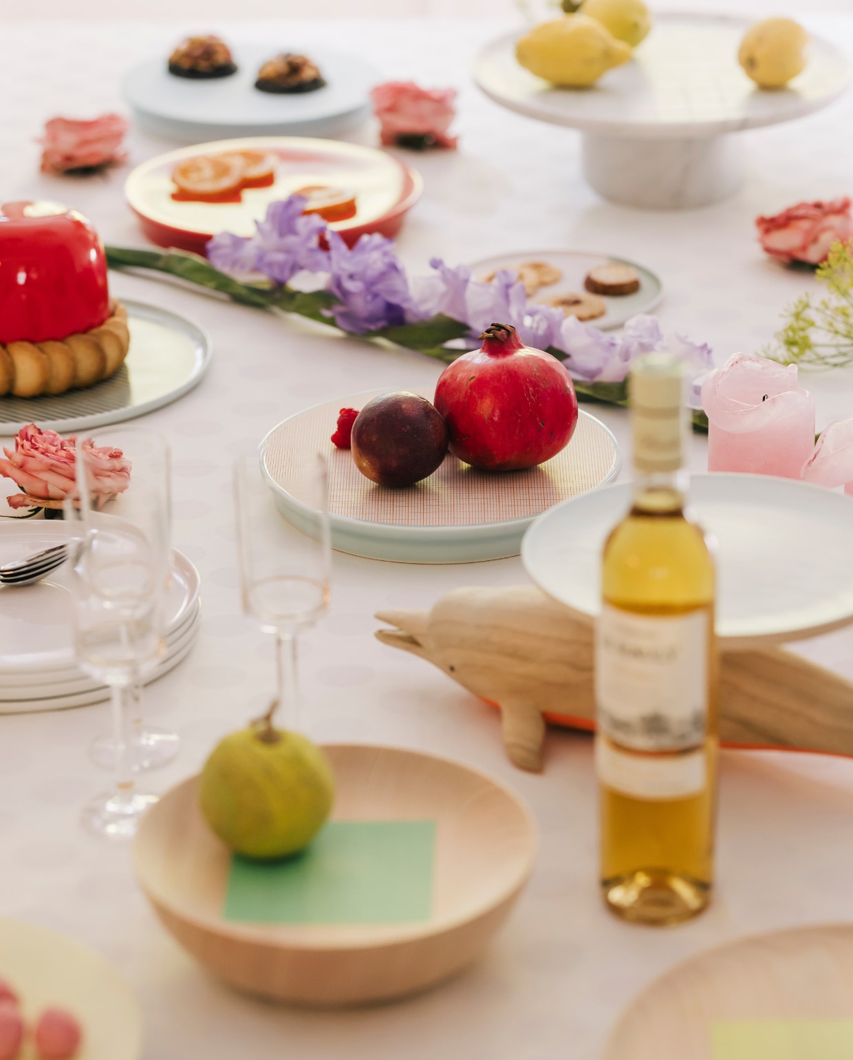 Ook het eten zelf wordt door Carole nauwkeurig uitgekozen. Vorm, kleur en textuur zijn daarbij belangrijk. ‘Ik houd van het combineren van de kleur van mijn porselein met de kleur van het eten. Kleurcomposities maken is wat ik de hele dag doe voor mijn werk.’ stijlvol wonen 08-2024 | fotografie Katoo Peeters | tekst Tanne Donjacour Gielen