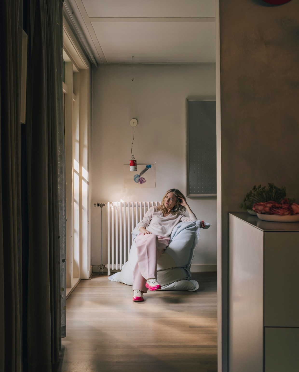De zitzak is uit haar Pop of Colour-collectie voor Fatboy. De tekening is gemaakt door zoon Rem, lamp met Campbell-blik is van Ingo Maurer, en de poster van Scholten &amp; Baijings voor Ikea. stijlvol wonen 08-2024 | fotografie Katoo Peeters | tekst Tanne Donjacour Gielen