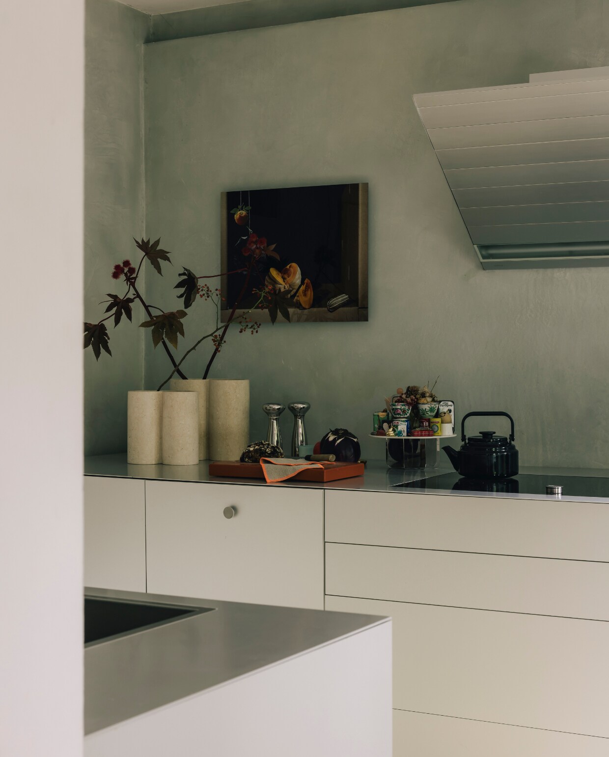 De beige Muze-vazen ontwierp Carole voor het Italiaanse marmerbedrijf Luce di Carrara, de Japanse theepot kocht ze in Londen. Het werk is van bevriend fotografieduo Scheltens &amp; Abbenes. stijlvol wonen 08-2024 | fotografie Katoo Peeters | tekst Tanne Donjacour Gielen