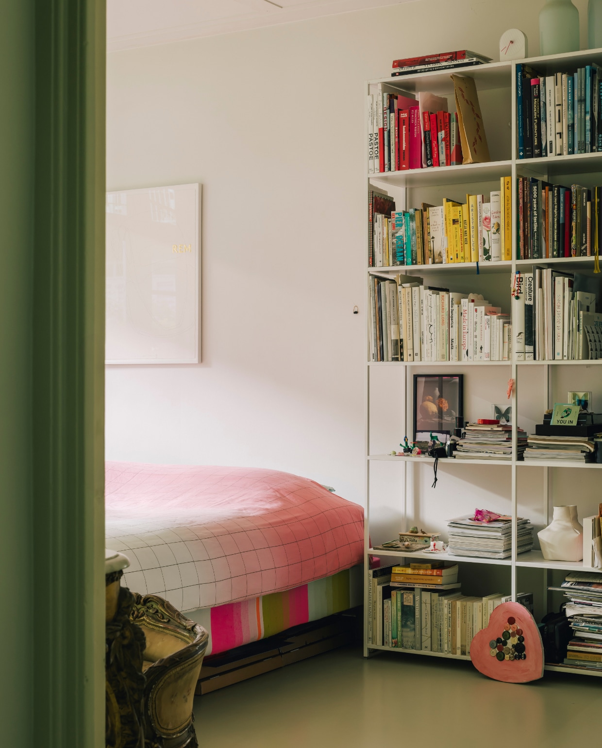 De slaapkamer van Carole met beddengoed van eigen ontwerp. Het kunstwerk is van Mathieu Meijers. stijlvol wonen 08-2024 | fotografie Katoo Peeters | tekst Tanne Donjacour Gielen