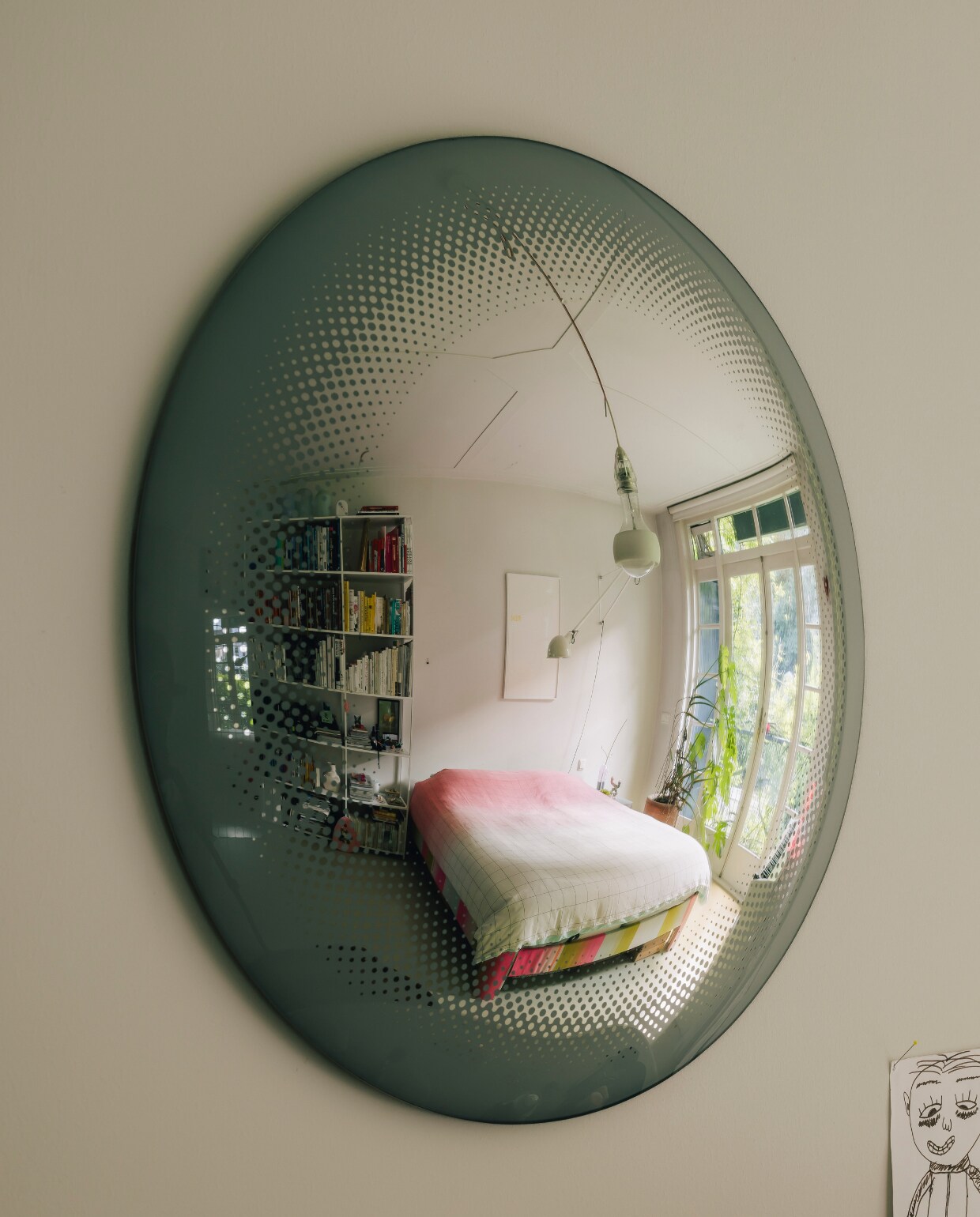 De slaapkamer van Carole met beddengoed van eigen ontwerp. Het kunstwerk is van Mathieu Meijers. stijlvol wonen 08-2024 | fotografie Katoo Peeters | tekst Tanne Donjacour Gielen