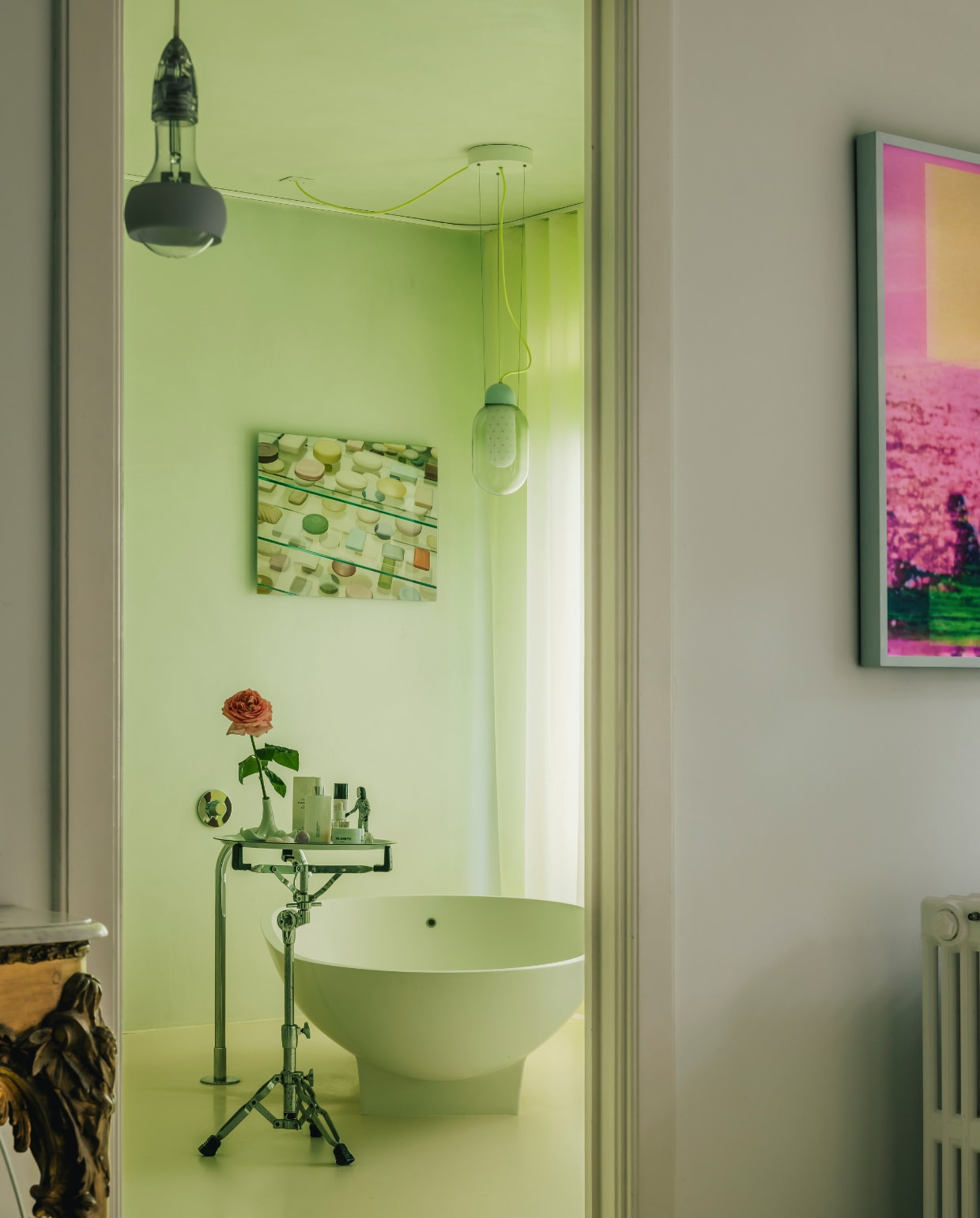 Voor de badkamer koos Carole voor een lichtgroene basis met een gietvloer en op de wanden Pandomo. Het bad is Spoon van Agape en het bijzettafeltje is een ready-made. Aan de muur hangt Soap Bars van Scheltens &amp; Abbenes. De lamp boven het bad is een eigen ontwerp voor Moooi. Stijlvol Wonen 08-2024 | fotografie Katoo Peeters | tekst Tanne Donjacour Gielen