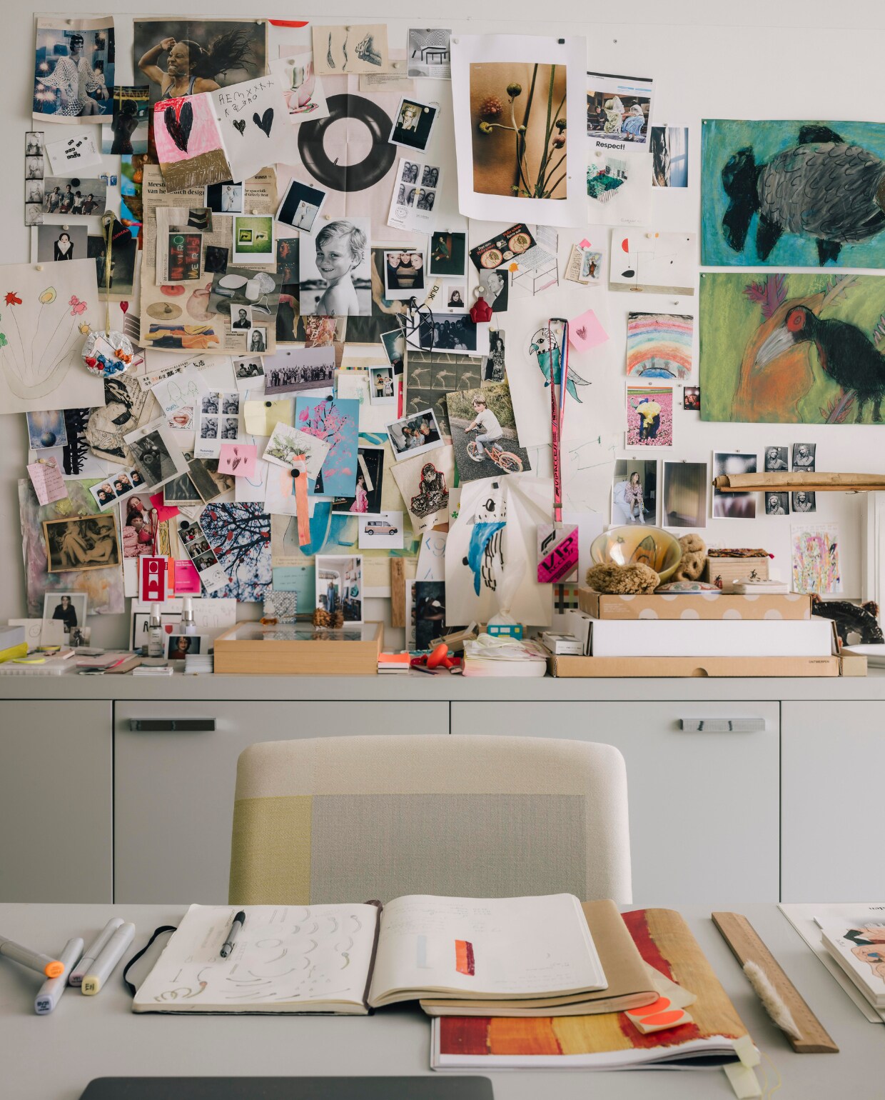 Een moodboard met schetsen, foto’s en knipsels die inspiratie geven. stijlvol wonen 08-2024 | fotografie Katoo Peeters | tekst Tanne Donjacour Gielen
