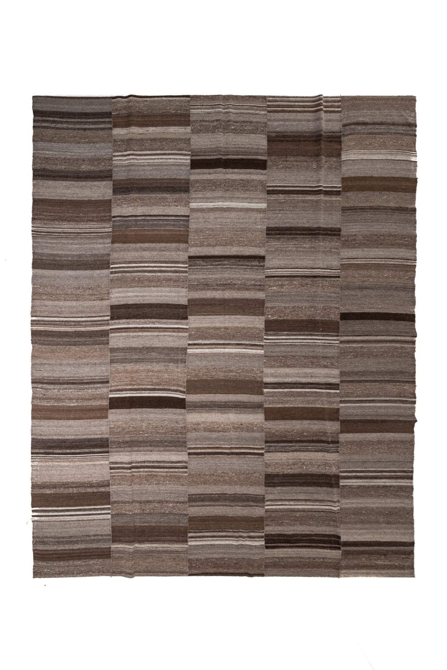 Handgeweven tapijt Kelim in beige, wol en katoen, 376x310 cm € 2690,- (couleurlocale.eu). Couleur Locale