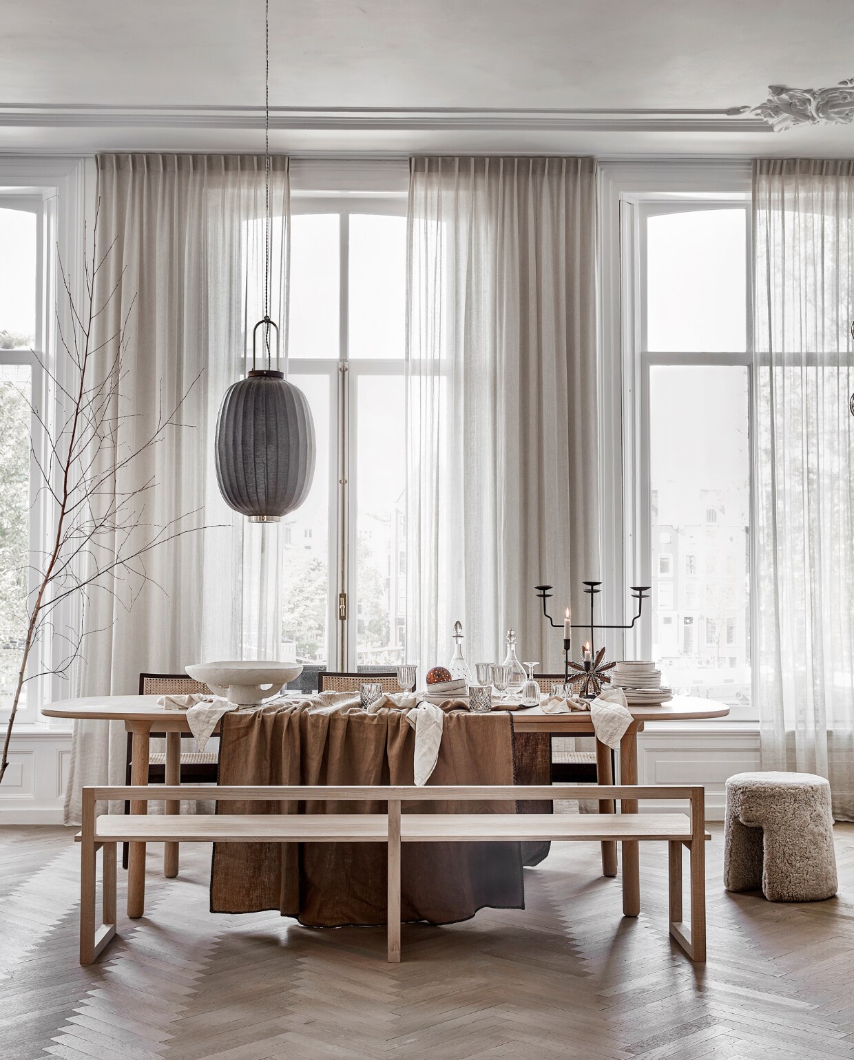Lamswollen poef Sequioa van Frederica, 40 cm (Ø) € 1269,- (designtales.nl). Donkerbruine rotan eetkamerstoelen Pierre met armleuning, per stuk € 399,- (aimetestudio.com). Linnen tafelkleed Lola kleur Tabac, 170x300 cm € 132,95 (casagitane.com). Wijnglazen, per stuk € 3,99, drinkglazen, per stuk € 7,99, beige servies vanaf € 6,99, servetten, per 2 € 9,99 (zarahome.com). Dinerkaarsen ribbel, per stuk € 2,35 (bluryourlife.com). Zwarte lantaarn van Taiwan Lantern € 1150,- (entertheloft.com). Zwarte, drie-armige kandelaar € 57,95, zwarte kandelaar M € 18,25 L € 19,25, sneeuwvlokhanger € 15,50, handgemaakte koperkleurige kerstbol met stippen € 6,95 (weldaad.com). Witte papier-maché schaal Earth van Serax € 179,-, zwarte messing servetringen van Ferm Living, per 5 € 32,99 (vtwonen.nl). Oude glazen karaffen (kringloopwinkel). Gordijnen privébezit. vtwonen 12-2022 | styling Kim van Rossenberg | uitvoering Richard van Meerveld | fotografie Peggy Janssen